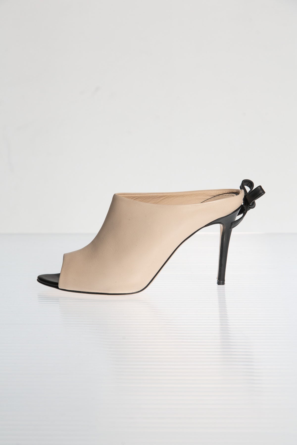 TWO-TONE LEATHER BOW MULES