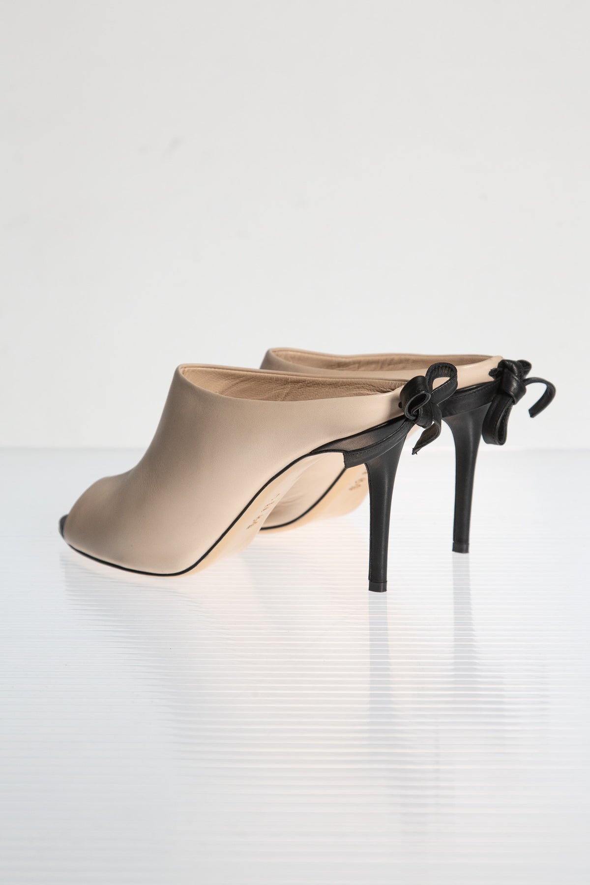 TWO-TONE LEATHER BOW MULES