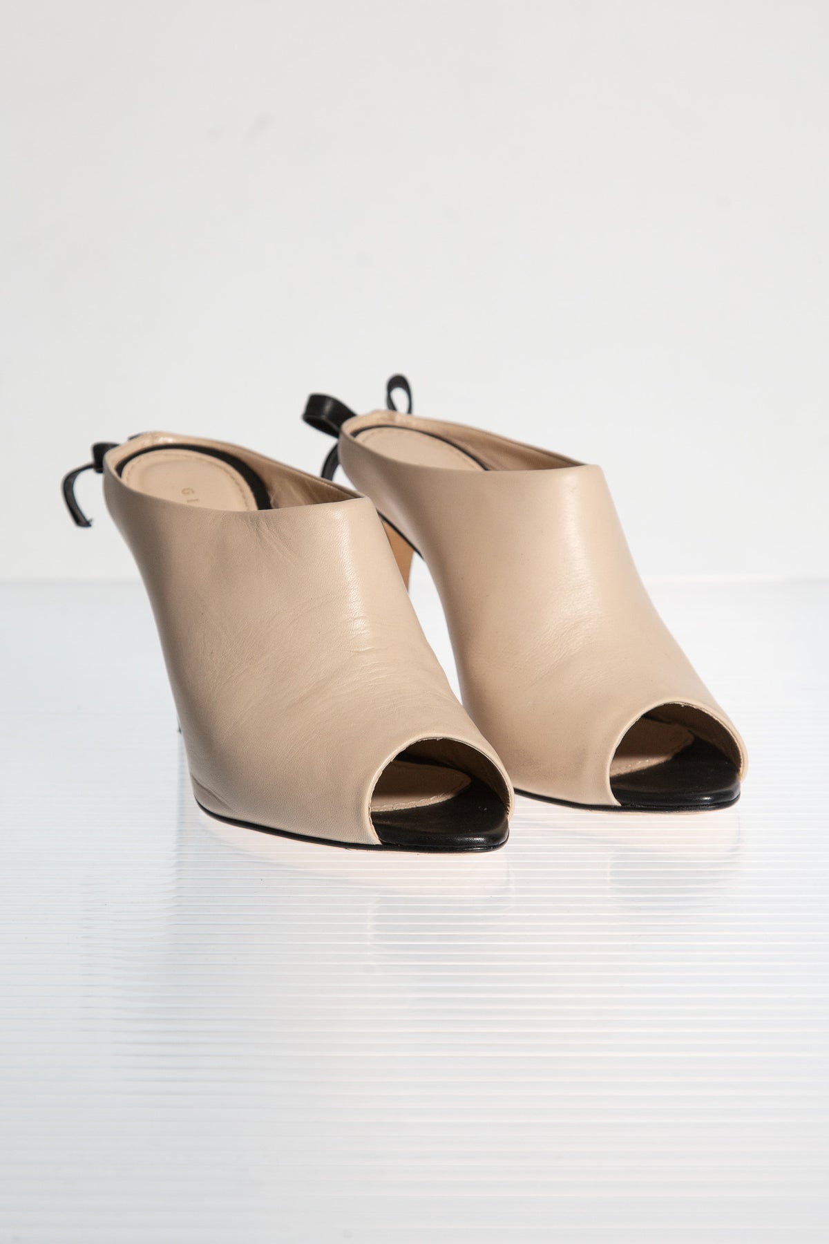 TWO-TONE LEATHER BOW MULES