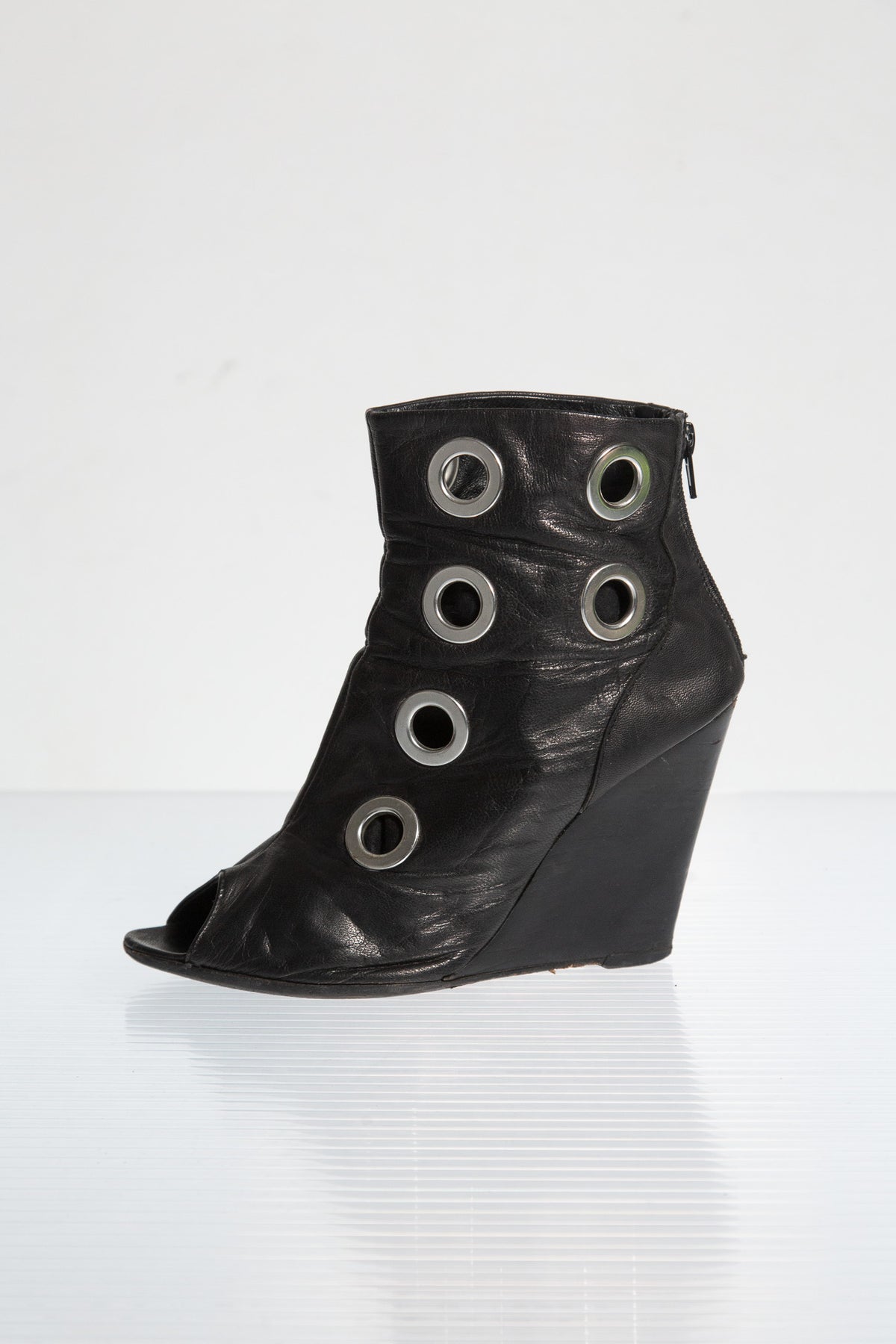 METAL EYELET LEATHER BOOTS