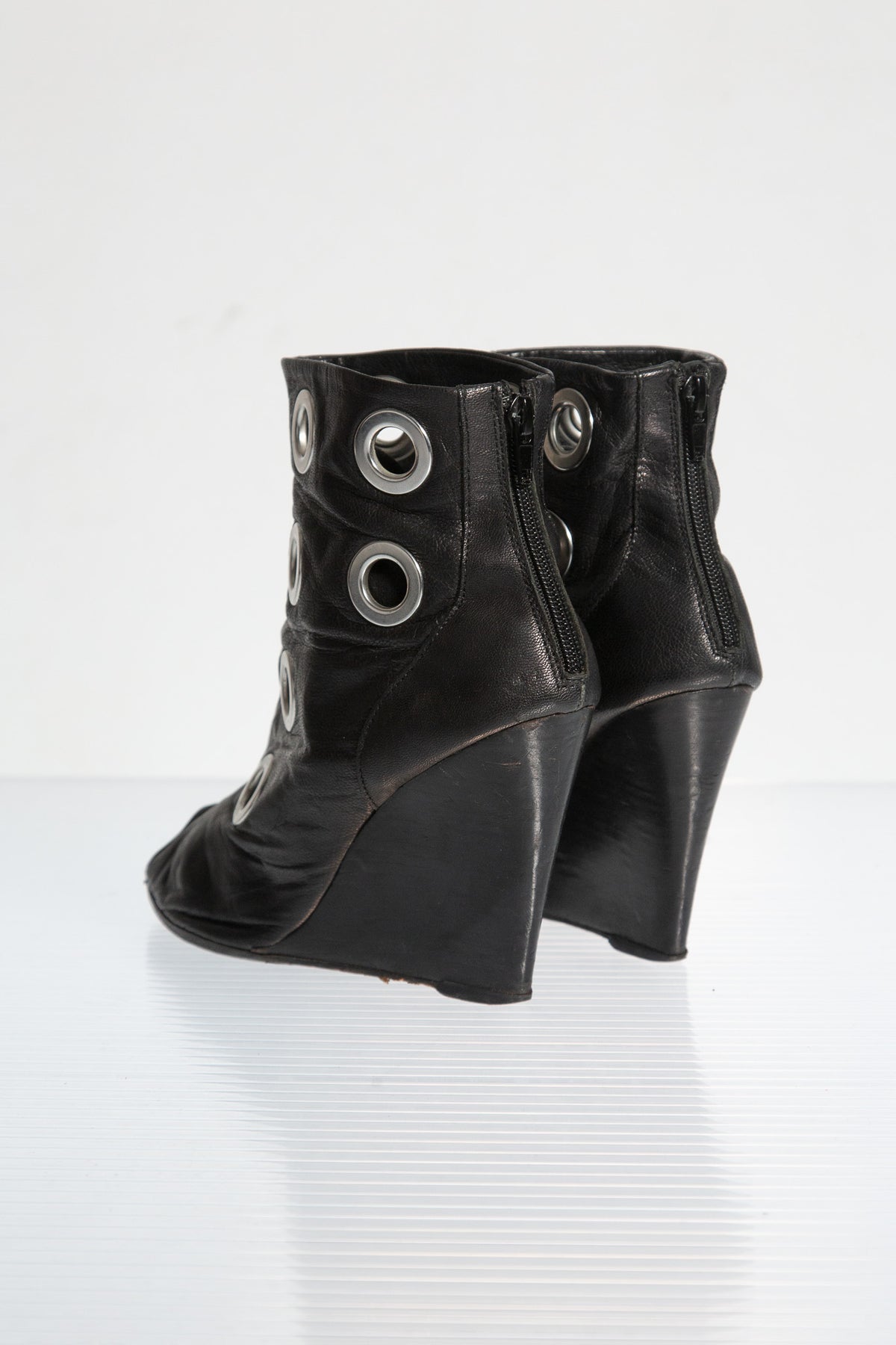 METAL EYELET LEATHER BOOTS