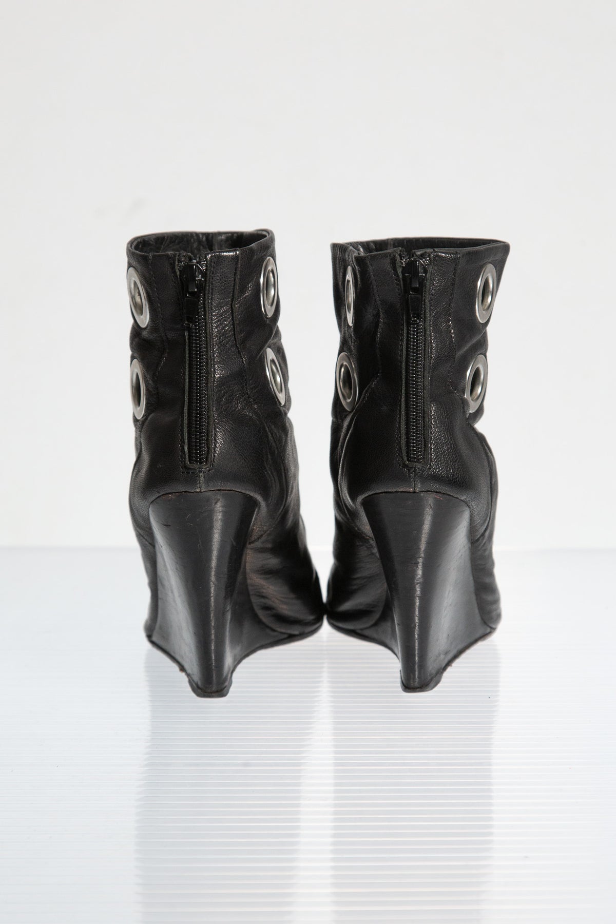 METAL EYELET LEATHER BOOTS