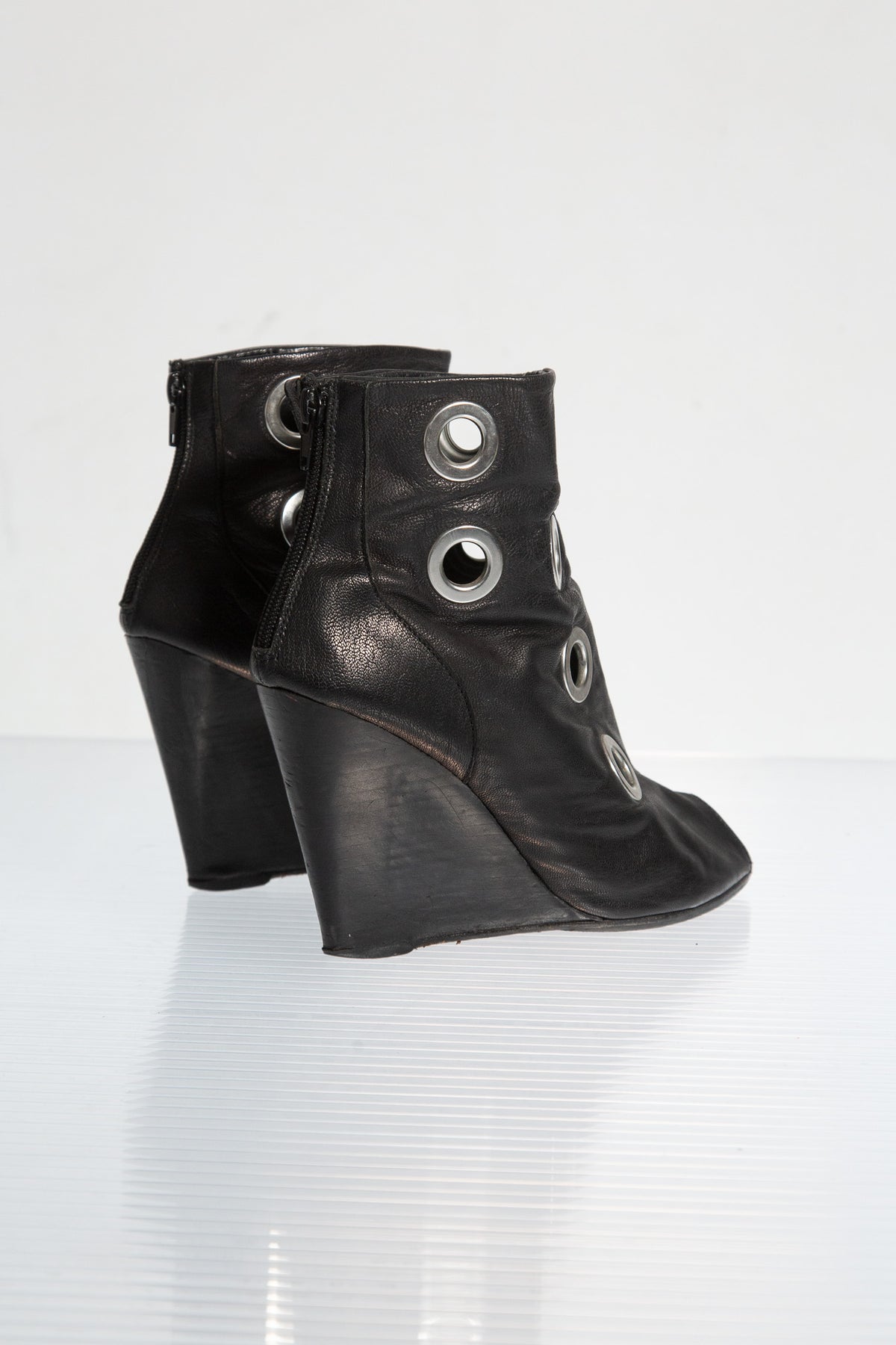 METAL EYELET LEATHER BOOTS