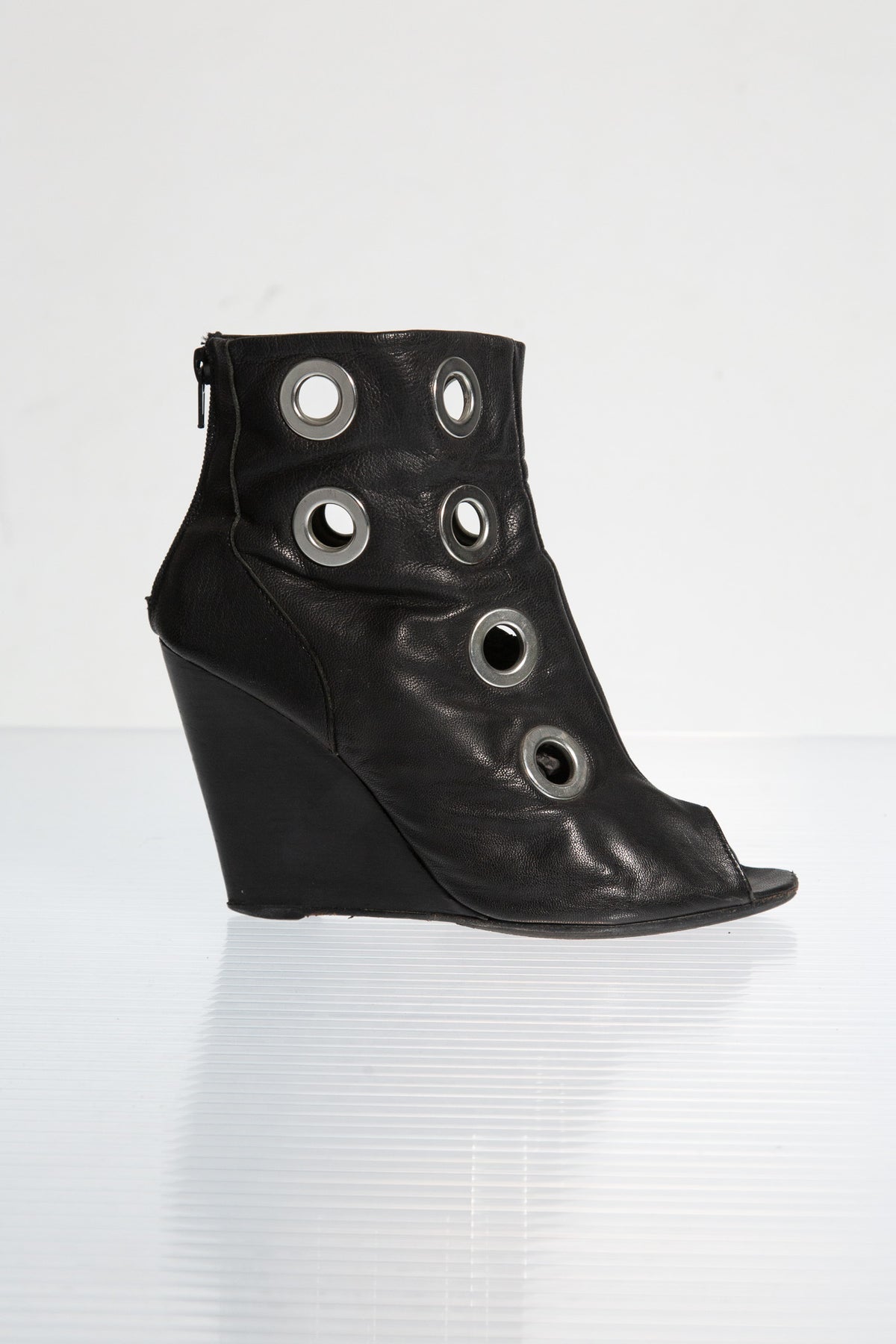 METAL EYELET LEATHER BOOTS
