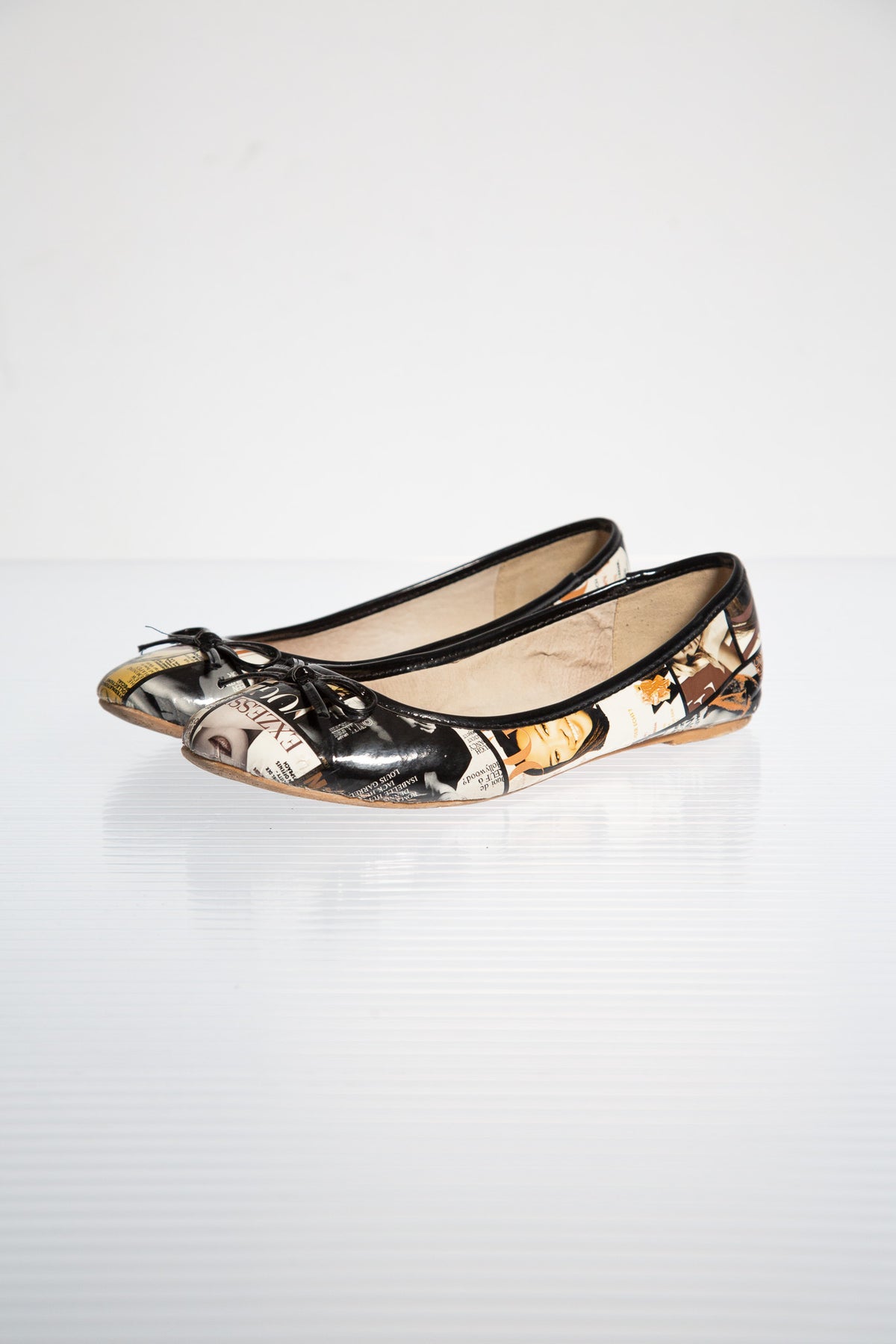 MAGAZINE PRINT LEATHER BALLET FLATS