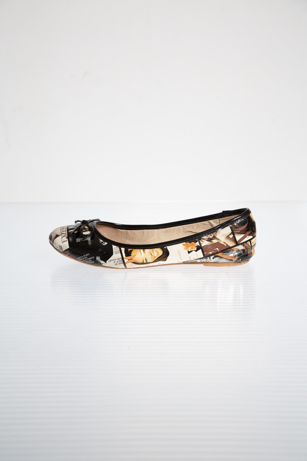 MAGAZINE PRINT LEATHER BALLET FLATS