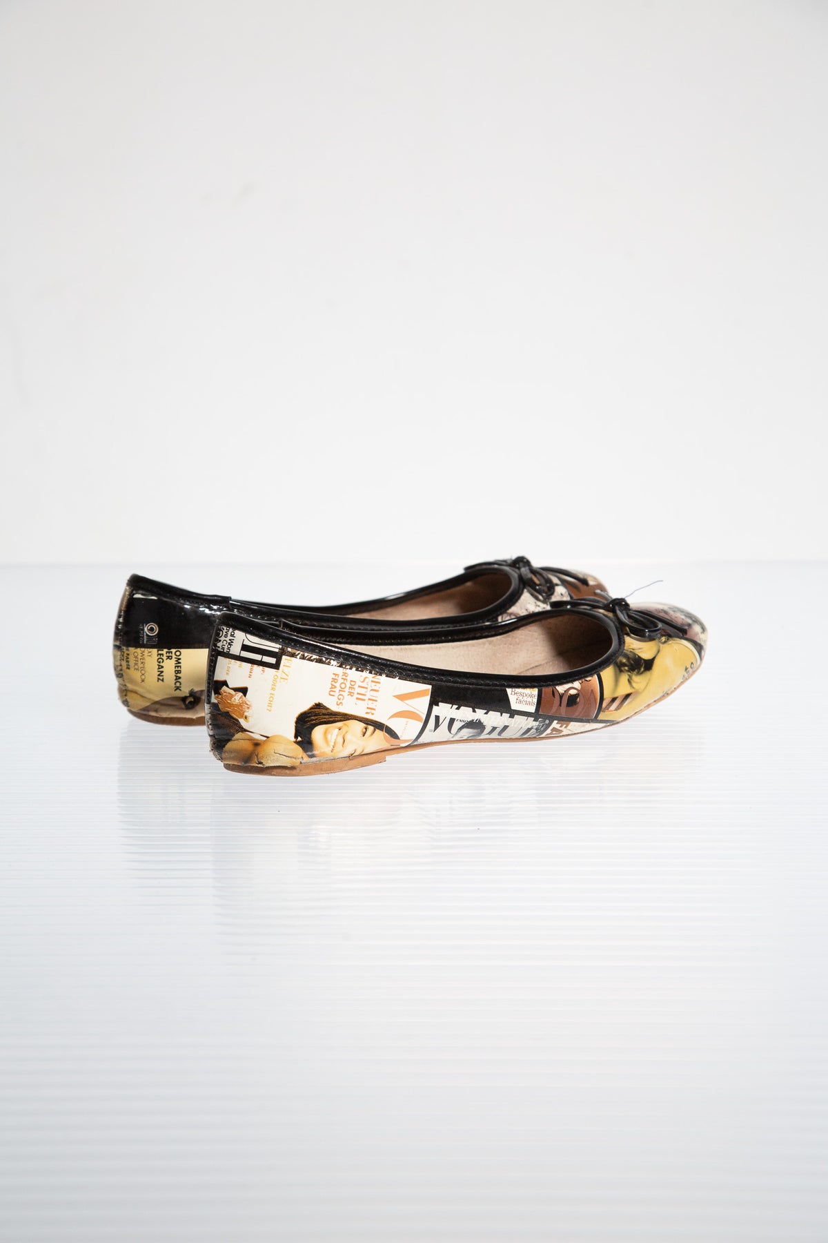 MAGAZINE PRINT LEATHER BALLET FLATS