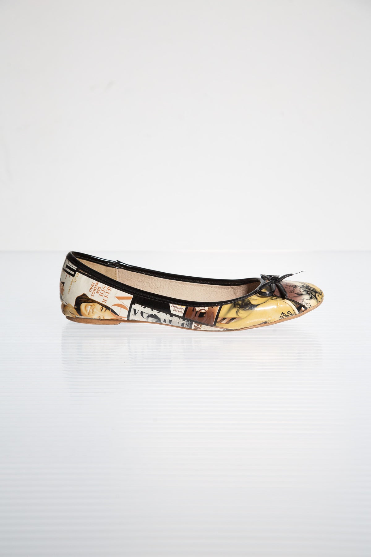MAGAZINE PRINT LEATHER BALLET FLATS