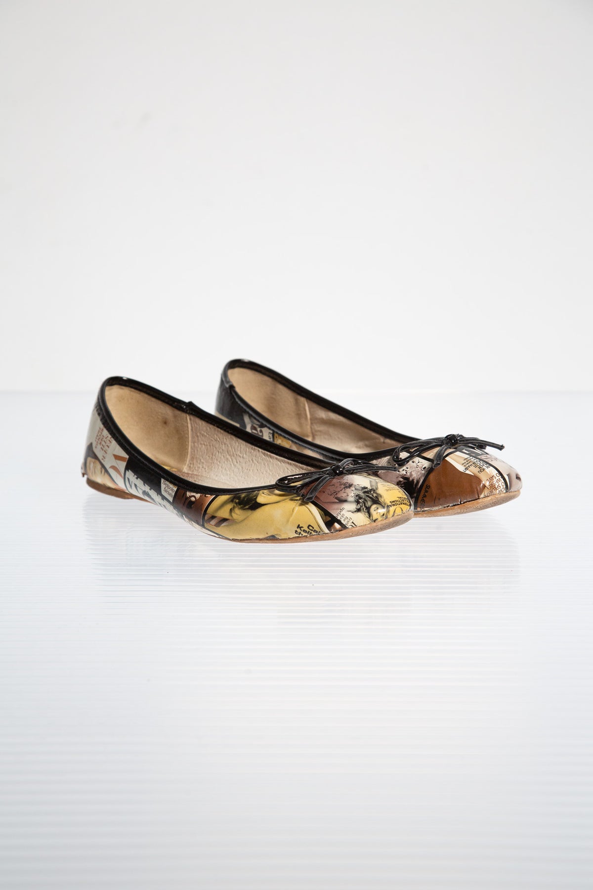 MAGAZINE PRINT LEATHER BALLET FLATS
