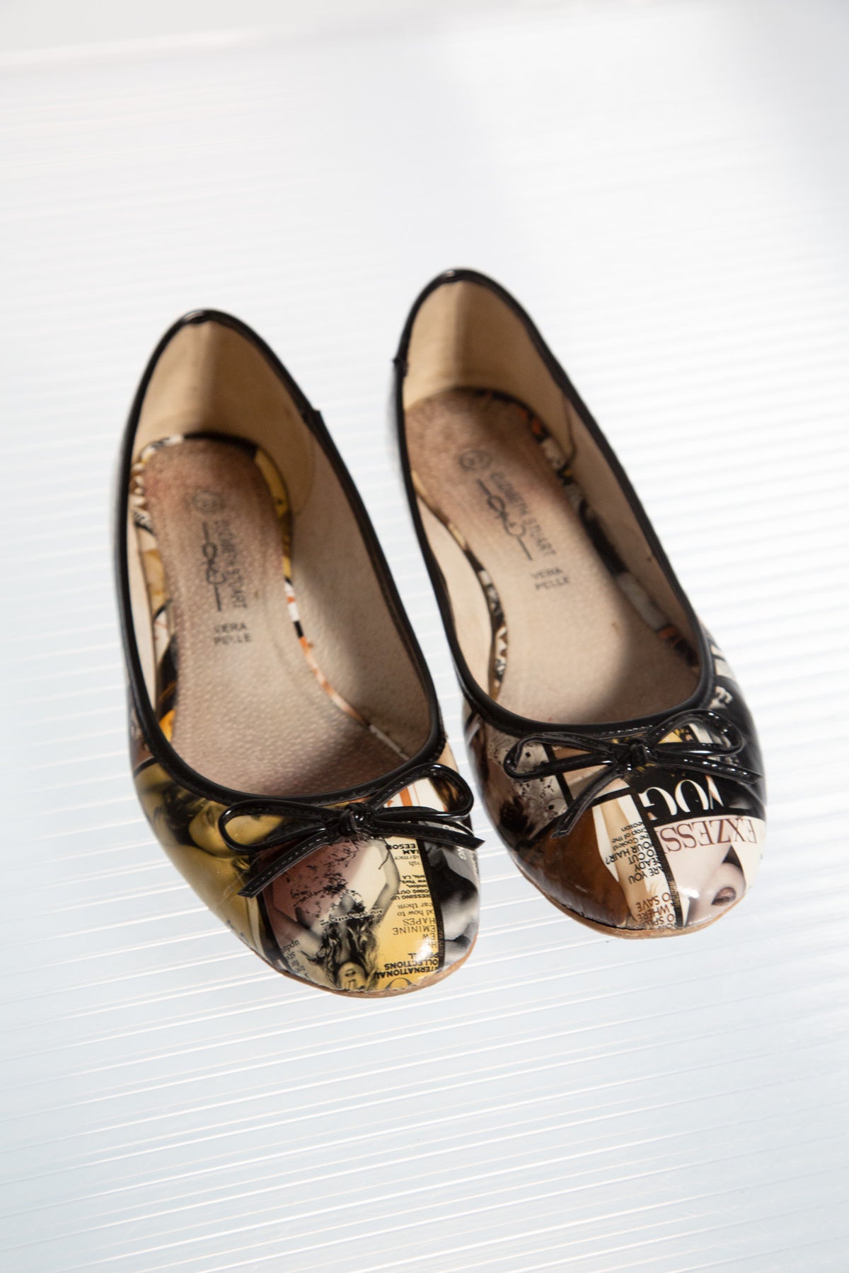 MAGAZINE PRINT LEATHER BALLET FLATS