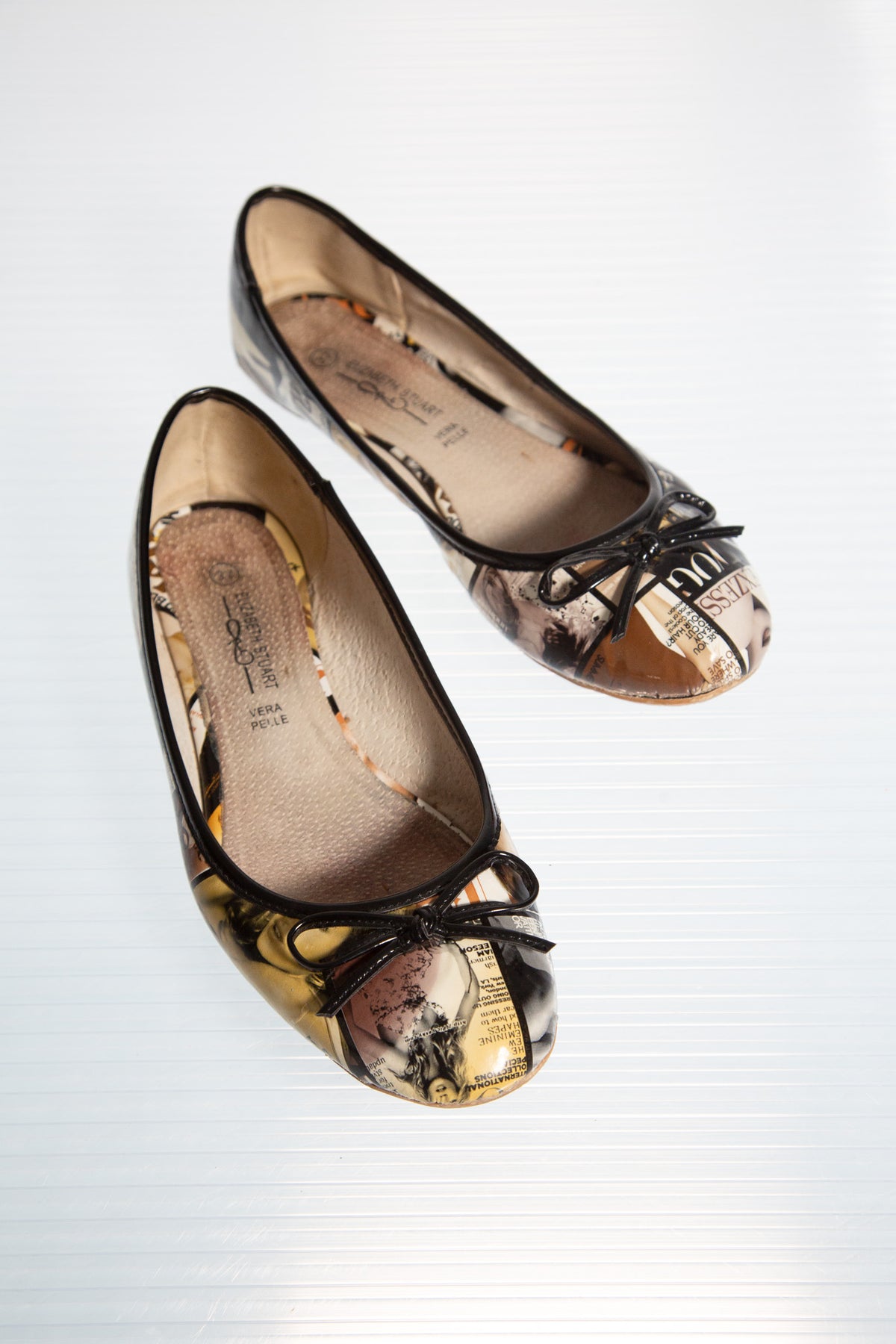 MAGAZINE PRINT LEATHER BALLET FLATS