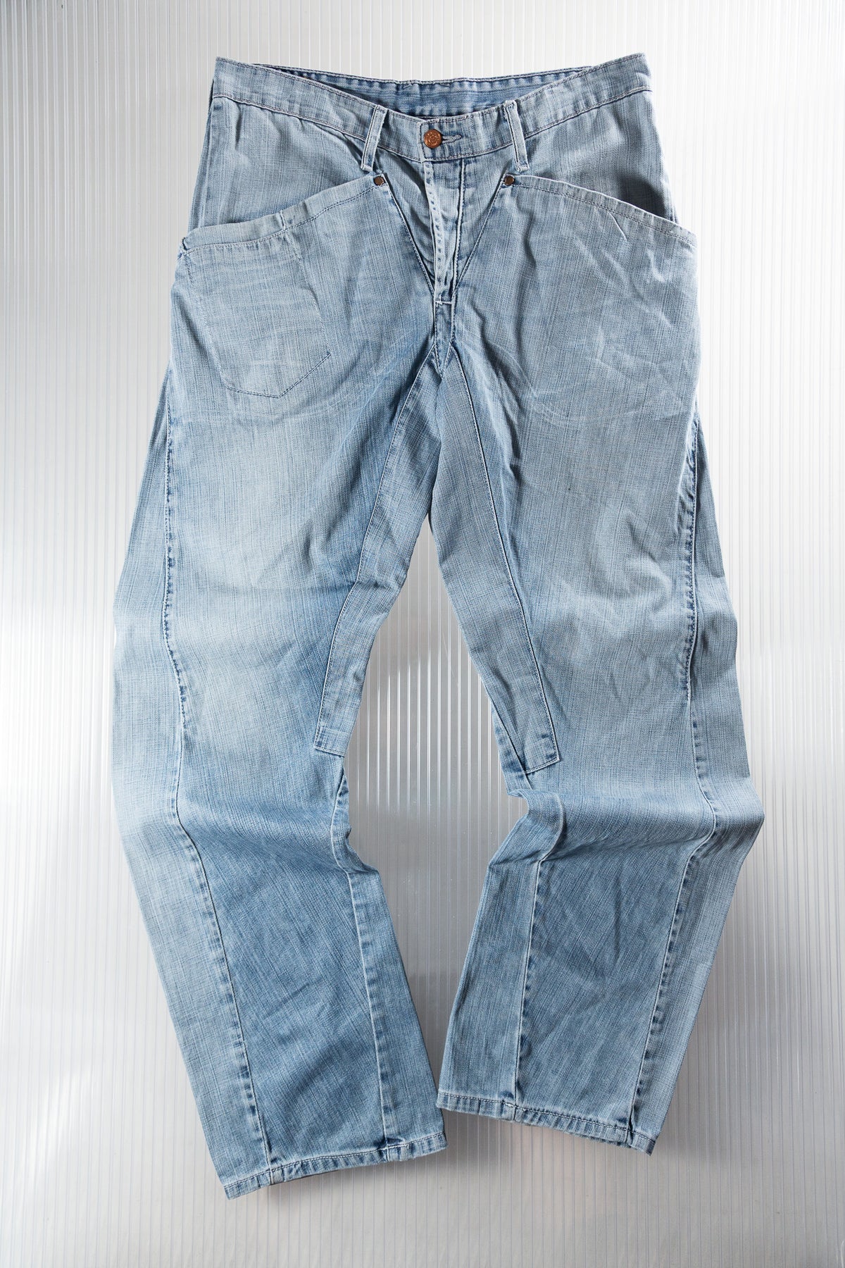 LEVI’S ENGINEERED LIGHT WASH DENIM