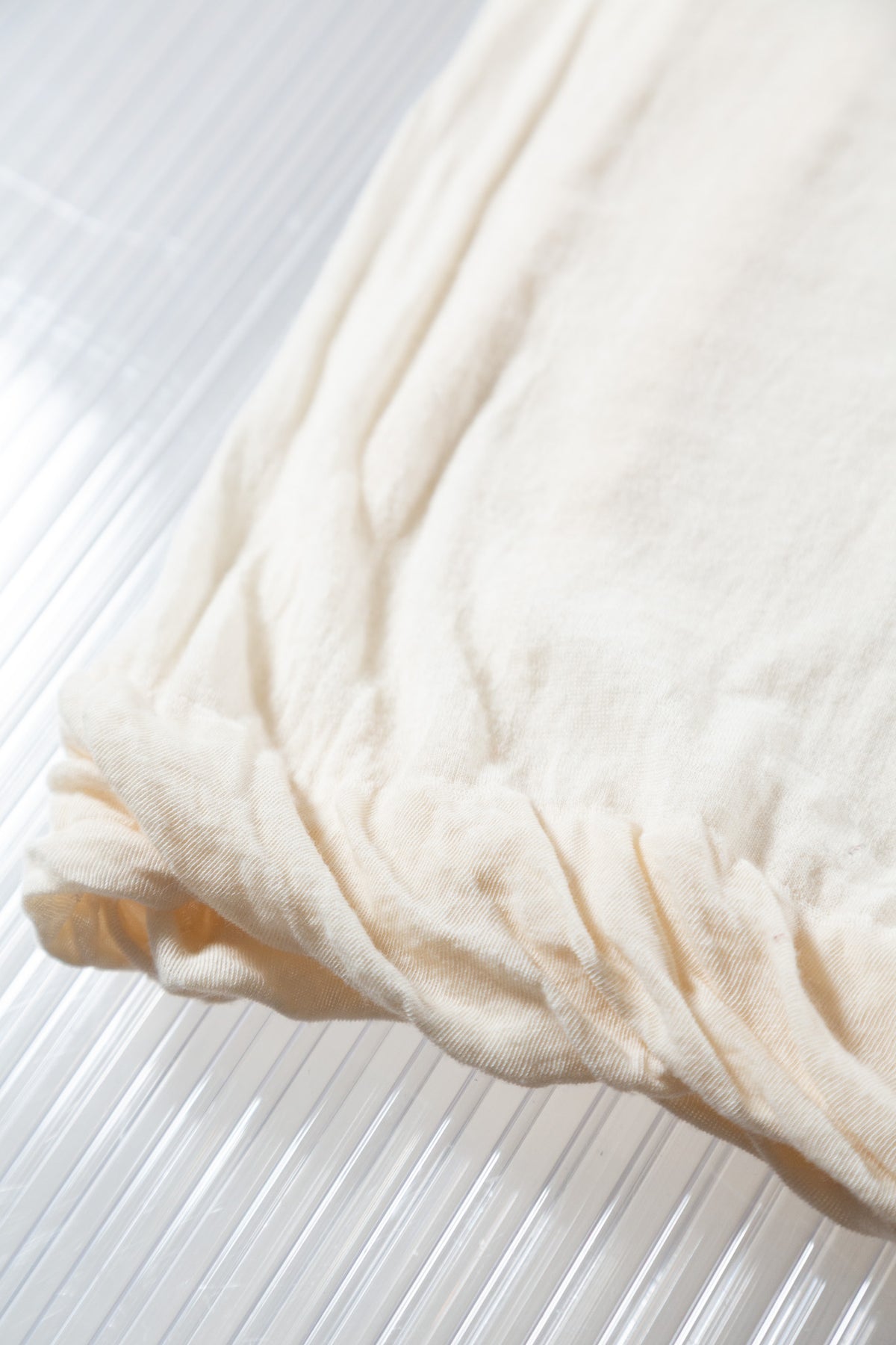 CREAM PARROT TOP