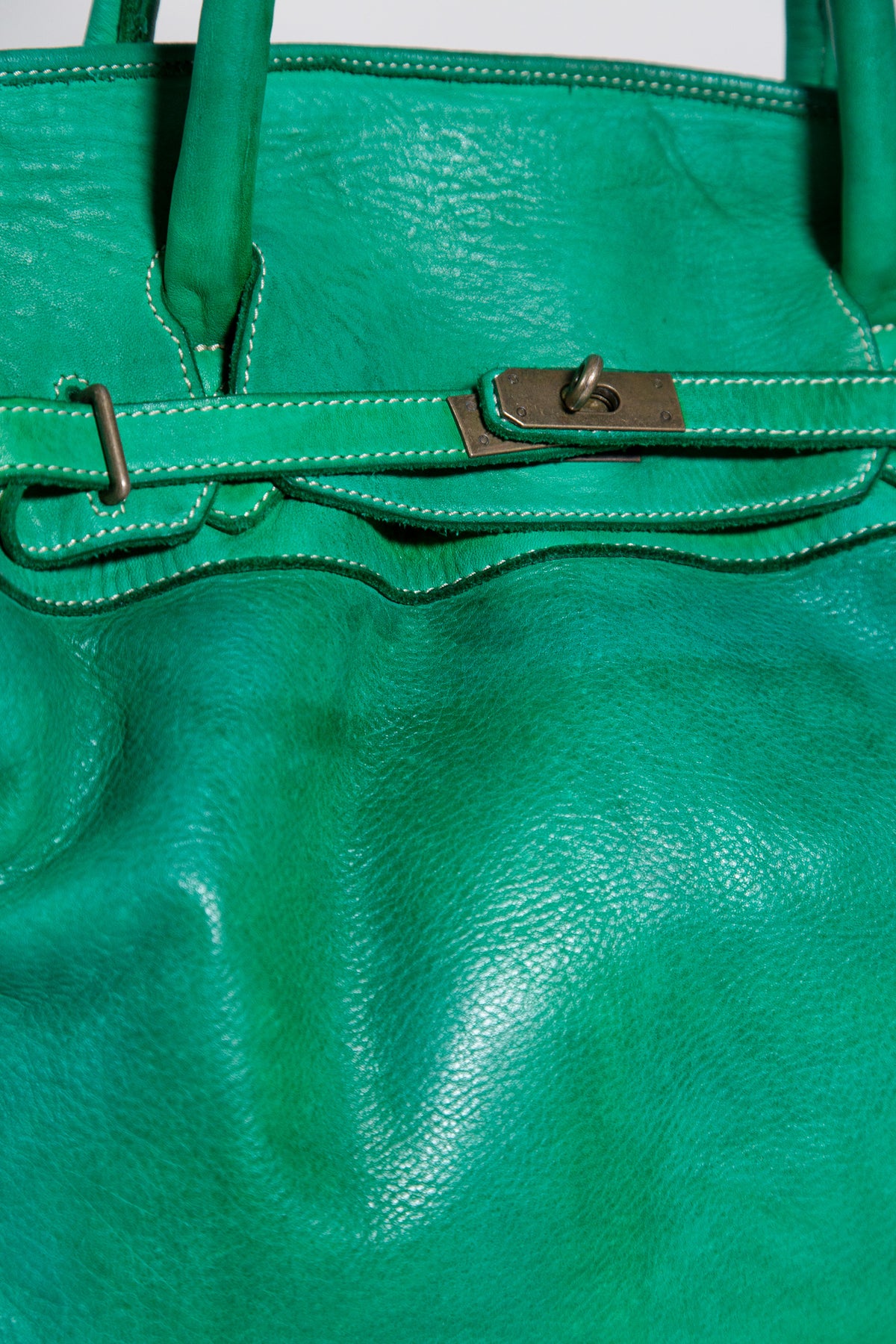EMERALD GREEN LEATHER BUCKLE TRAVEL BAG