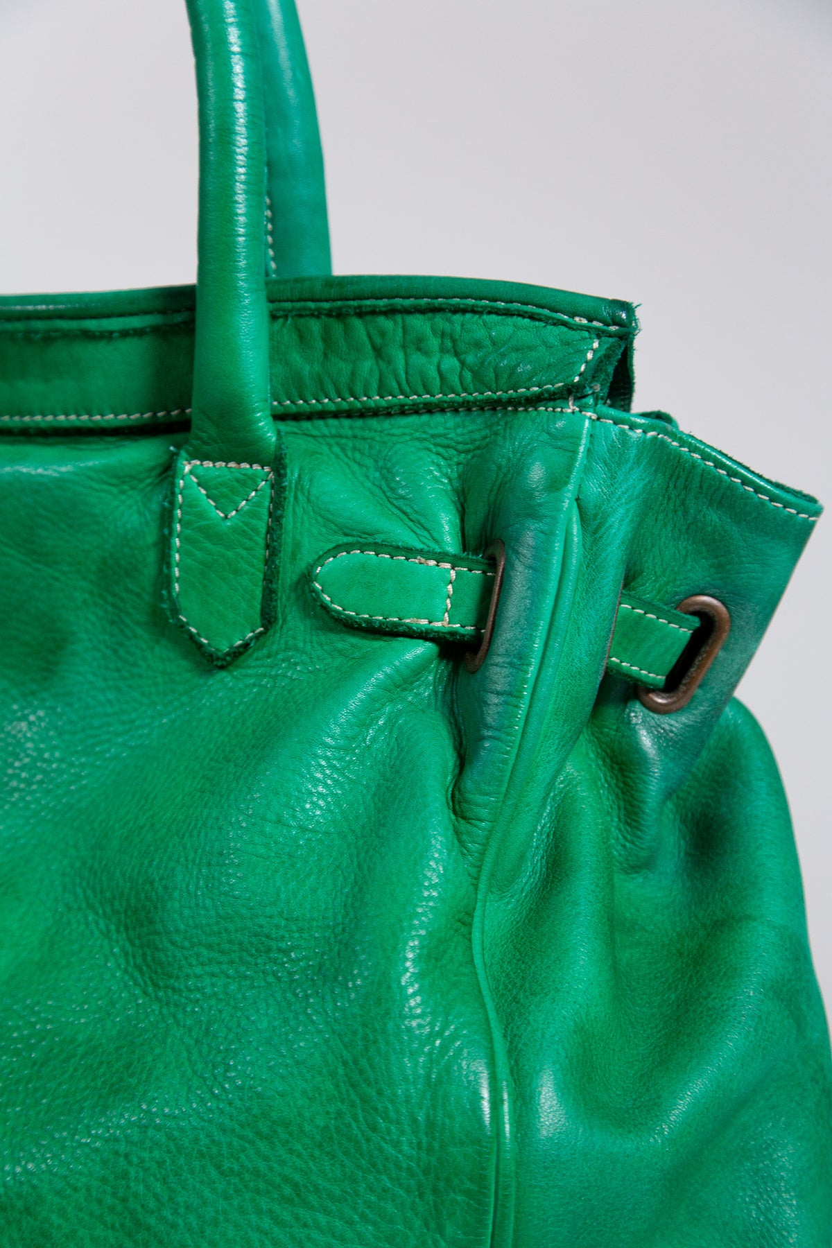 EMERALD GREEN LEATHER BUCKLE TRAVEL BAG