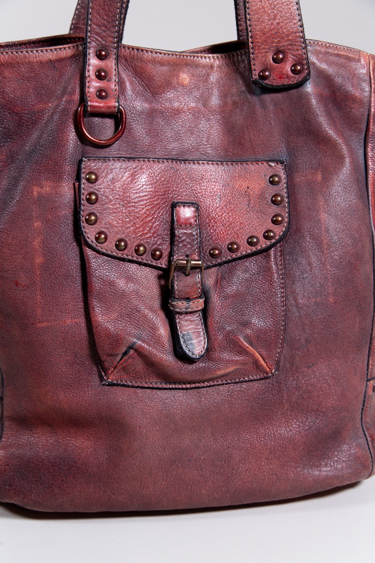 BURGUNDY DISTRESSED LEATHER STAR STUDDED TOTE BAG