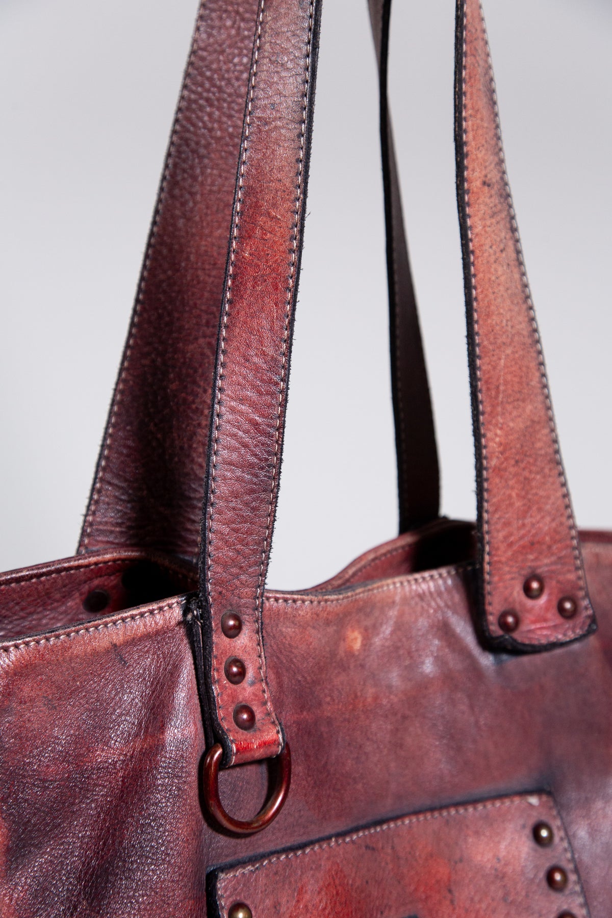 BURGUNDY DISTRESSED LEATHER STAR STUDDED TOTE BAG