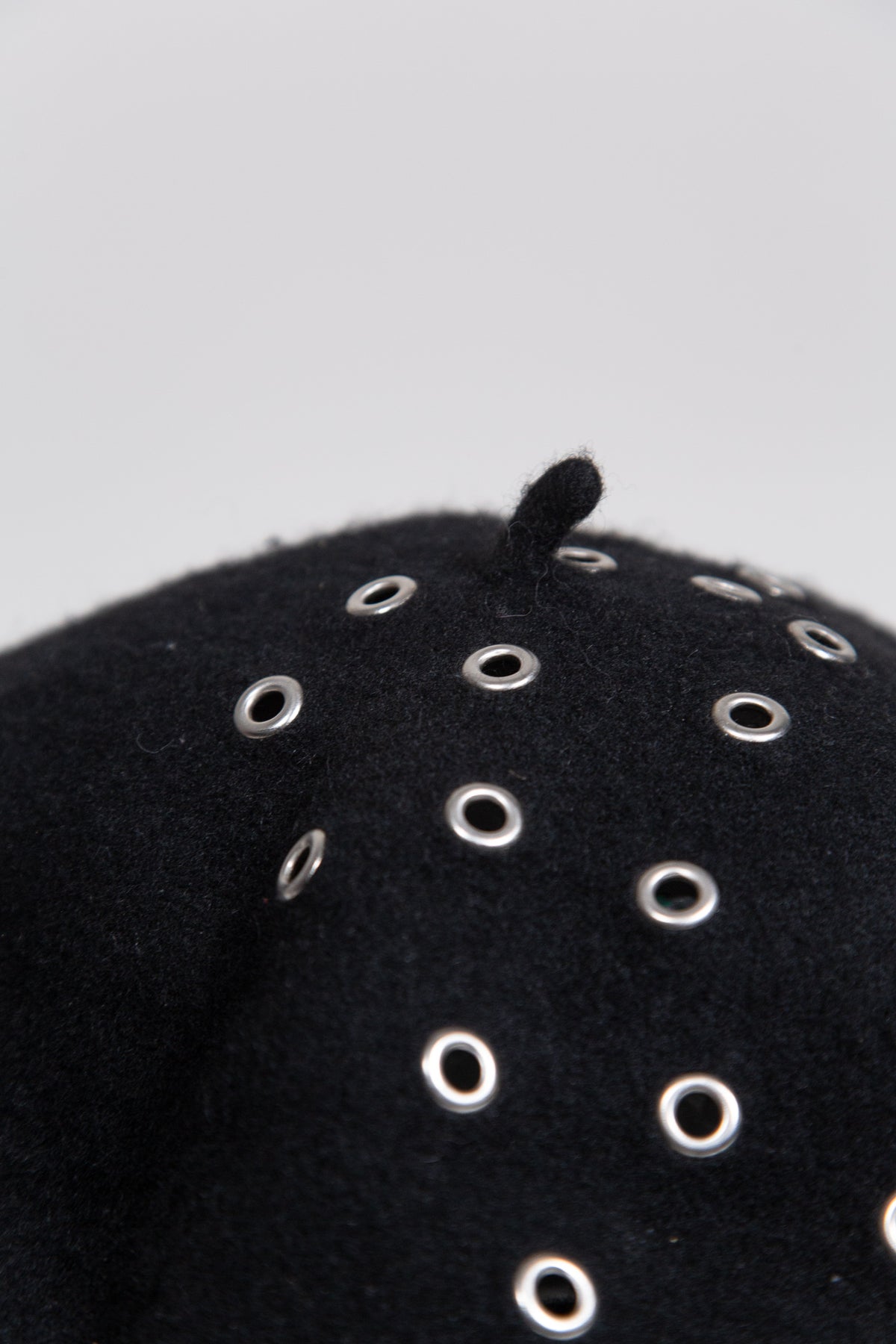 BLACK WOOL METAL EYELET BERET
