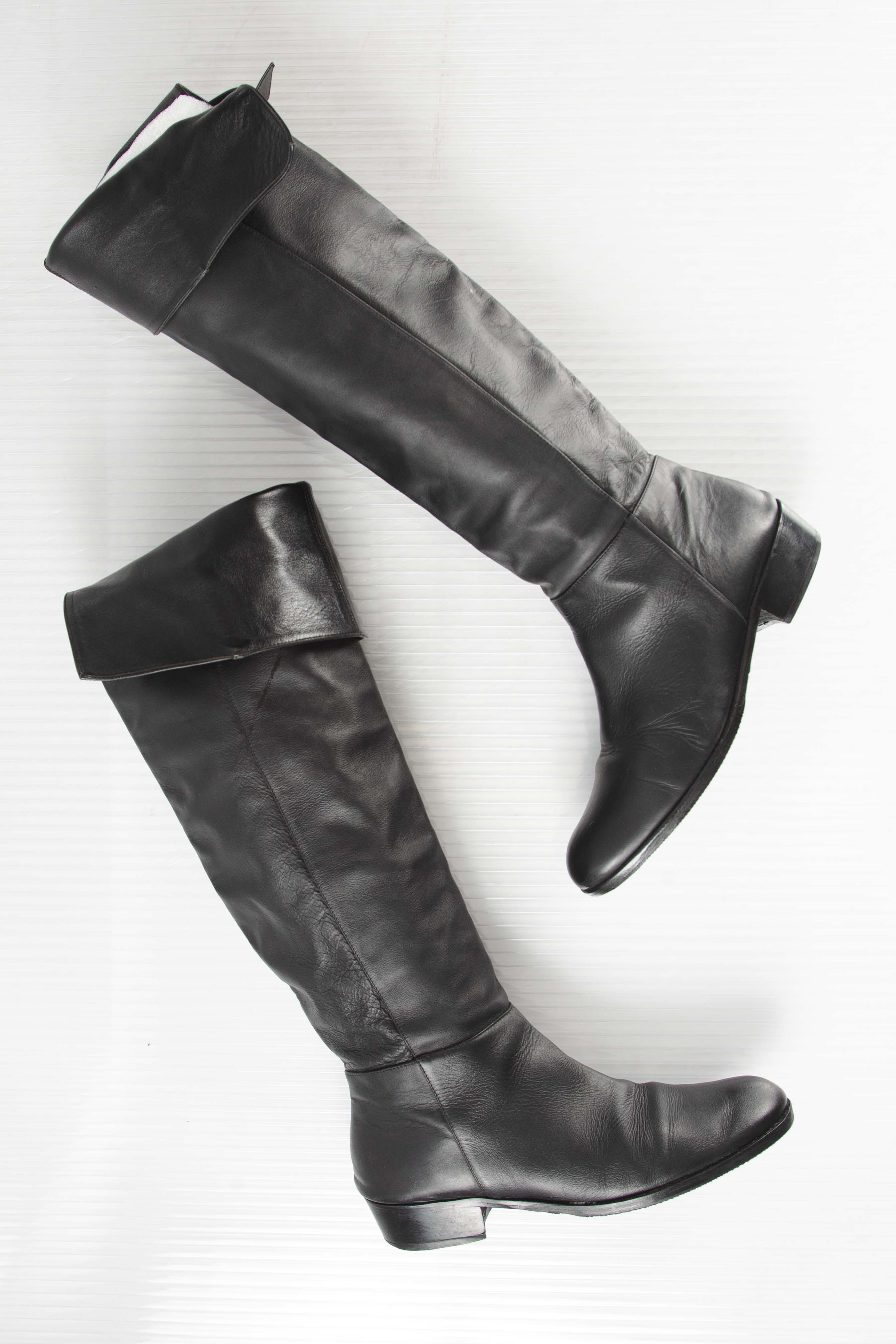 KNEE-HIGH BLACK LEATHER BOOTS