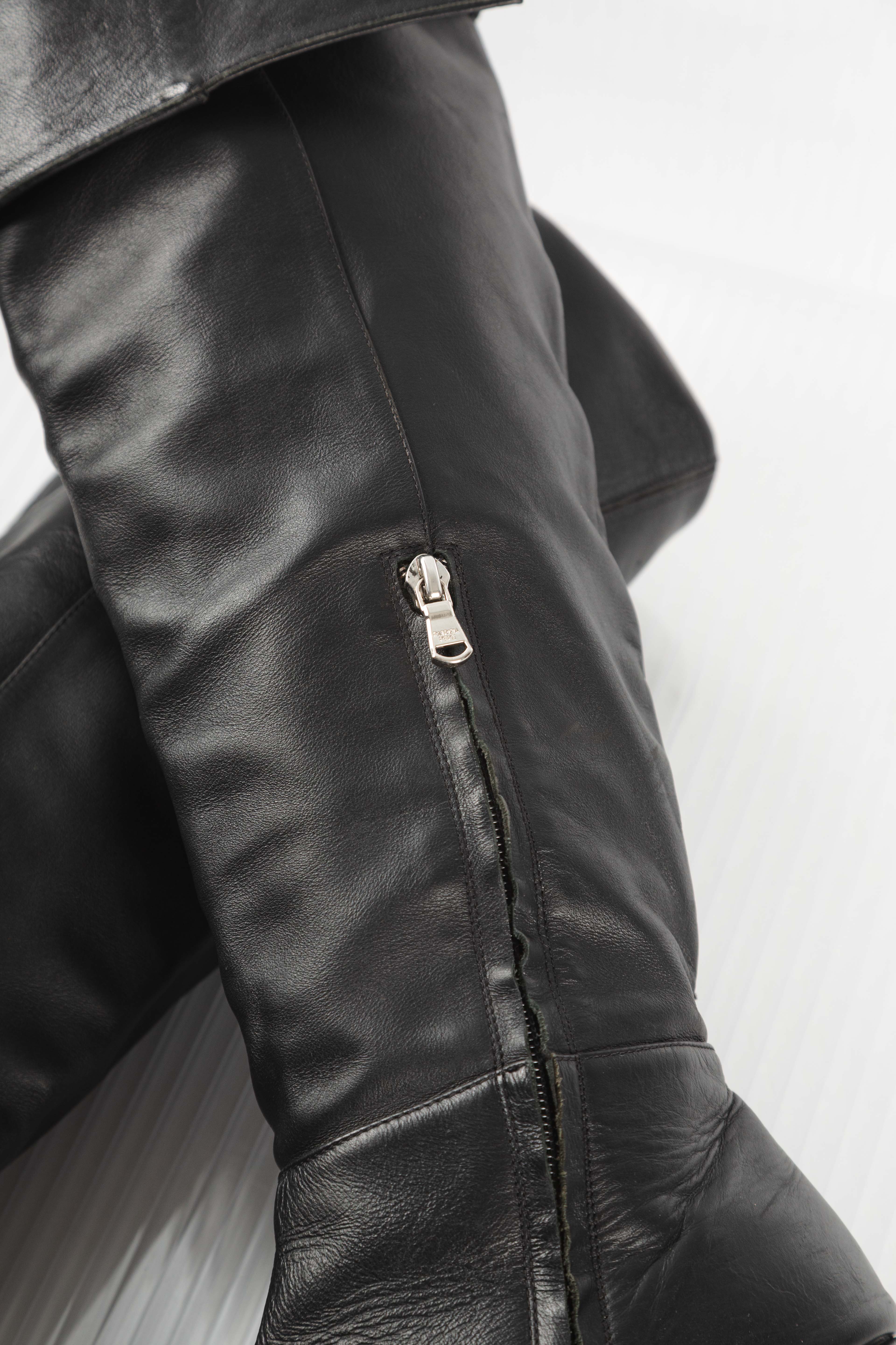 KNEE-HIGH BLACK LEATHER BOOTS