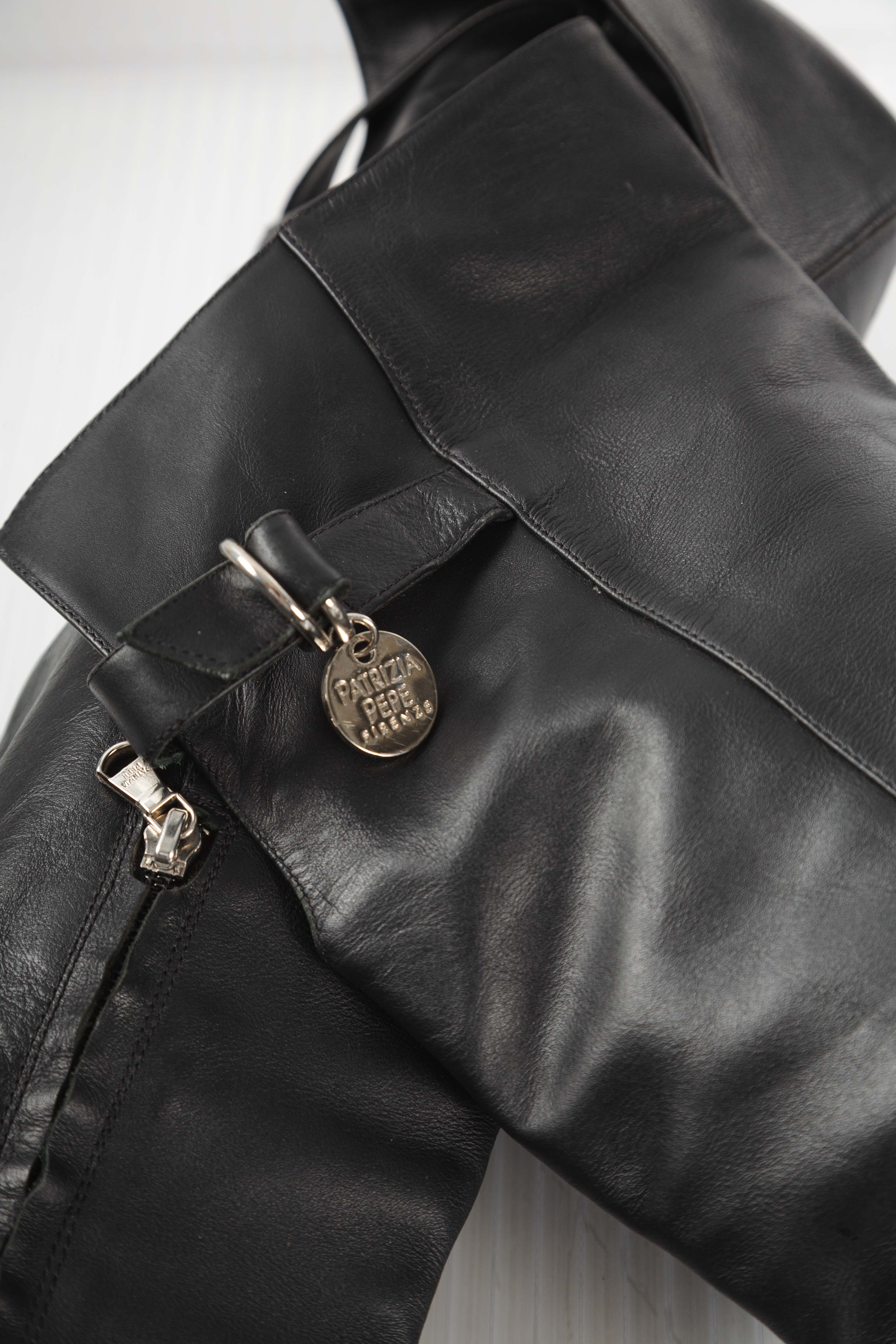 KNEE-HIGH BLACK LEATHER BOOTS