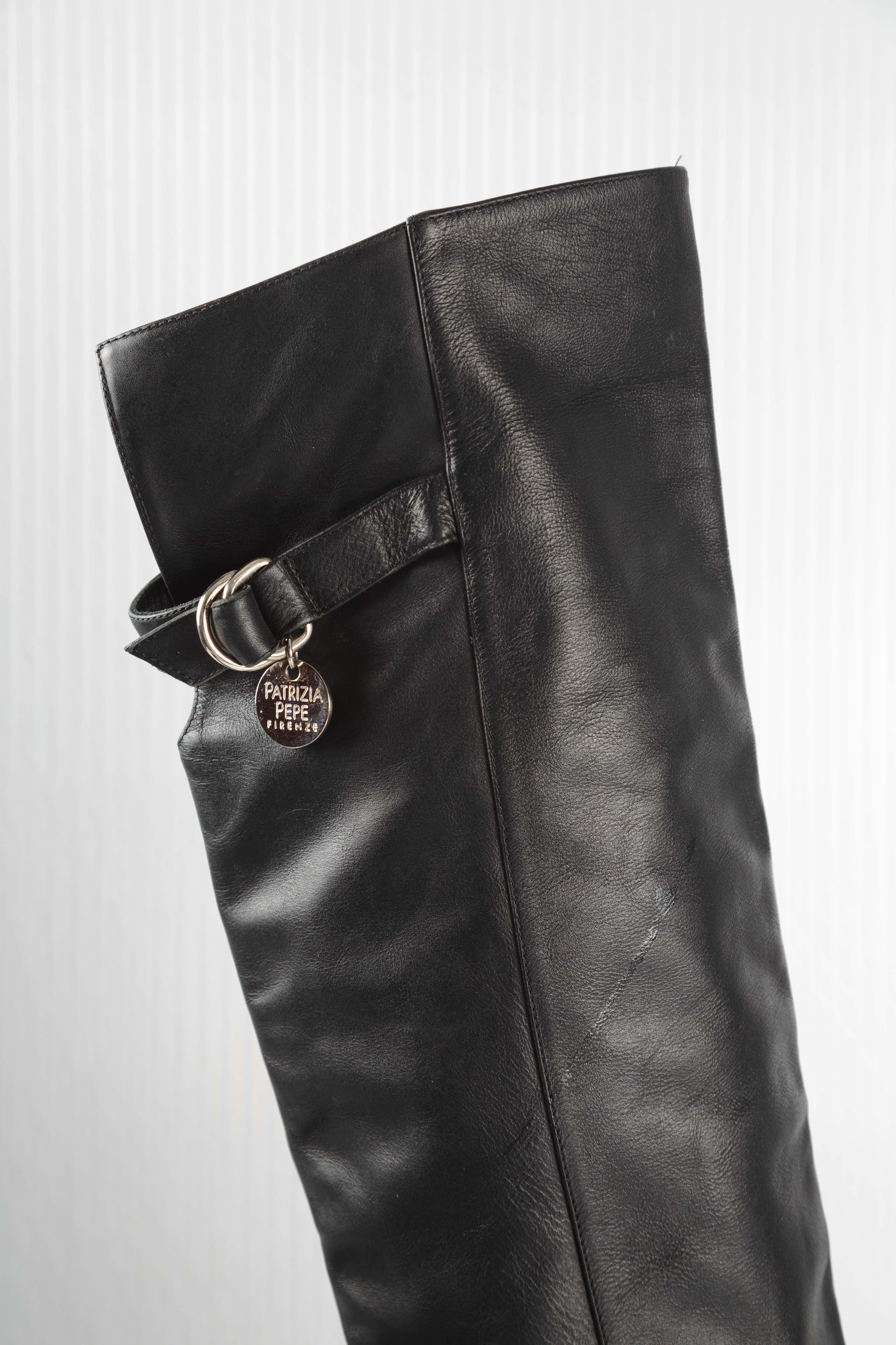 KNEE-HIGH BLACK LEATHER BOOTS