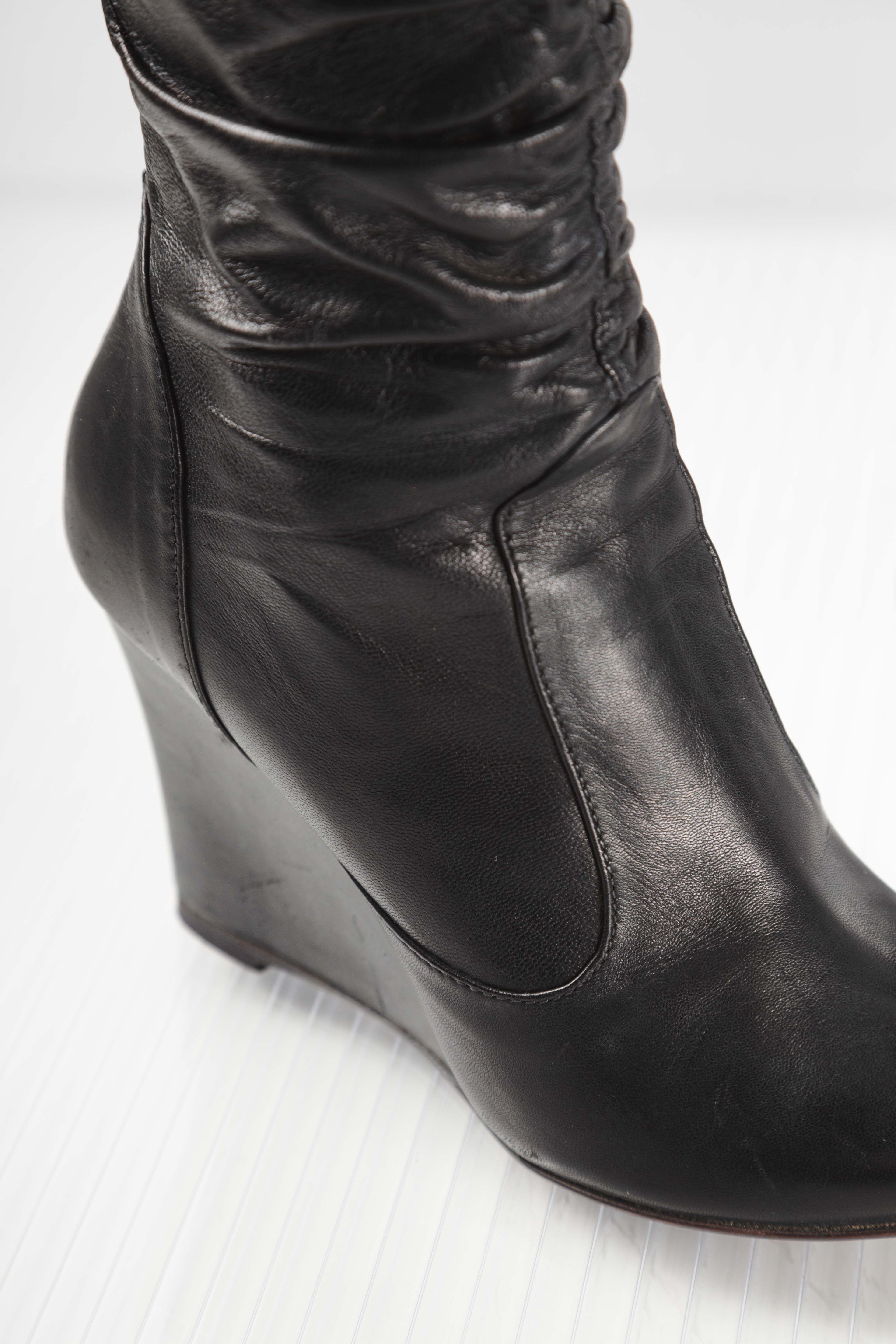 RUCHED LEATHER WEDGES KNEE BOOTS