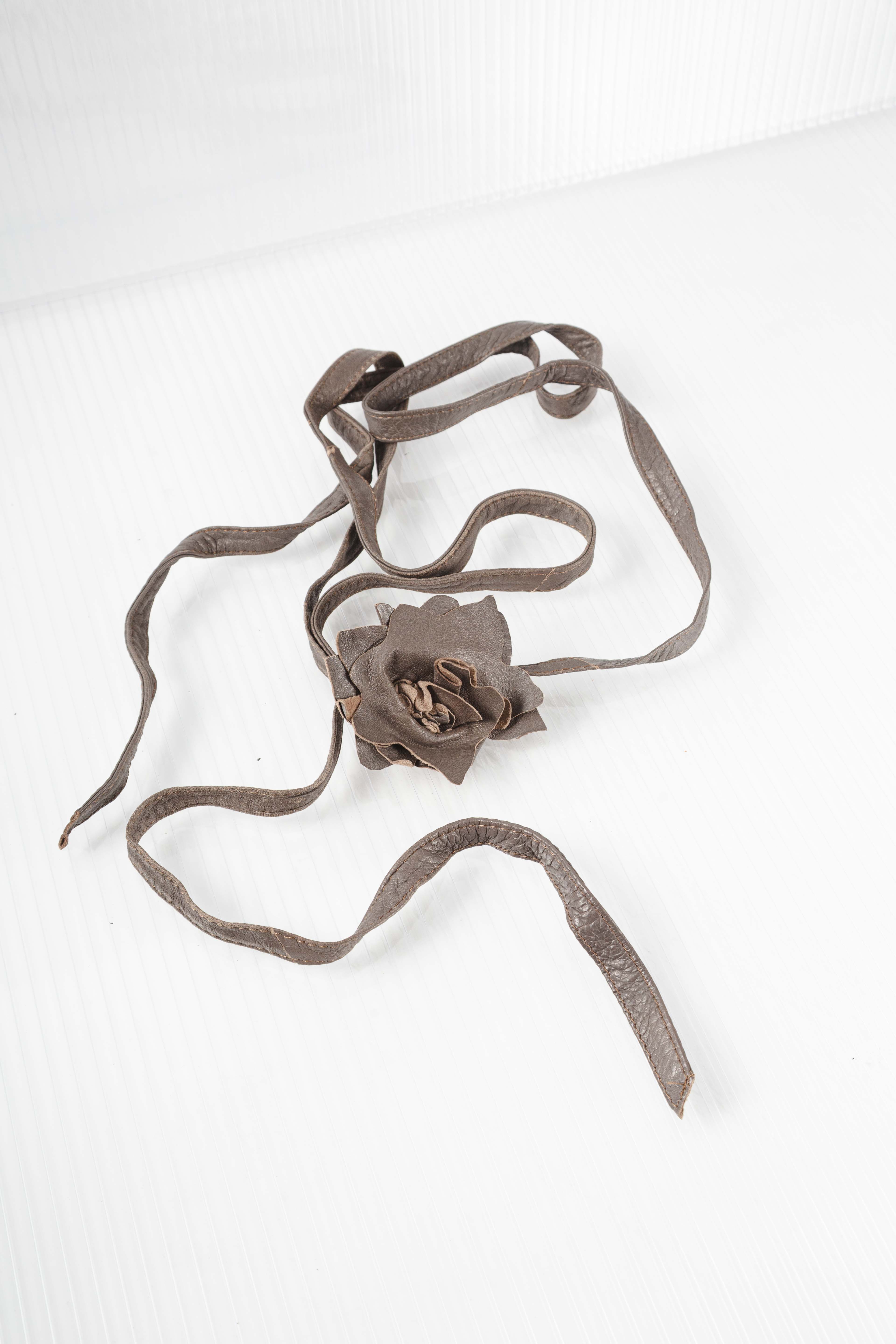 BROWN LEATHER FLOWER CHOCKER\BELT
