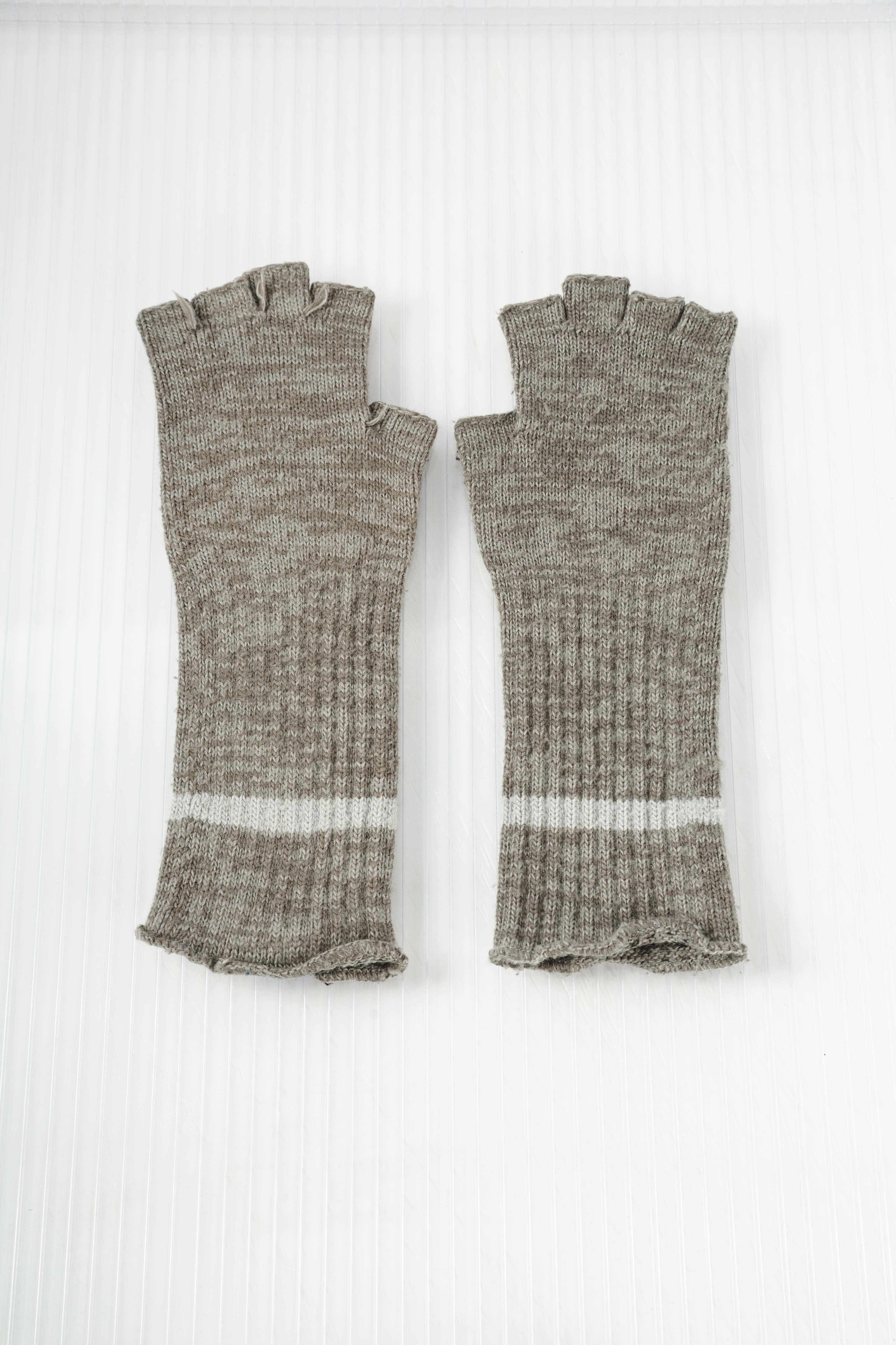 GREY DISTRESSED FINGERS GLOVES