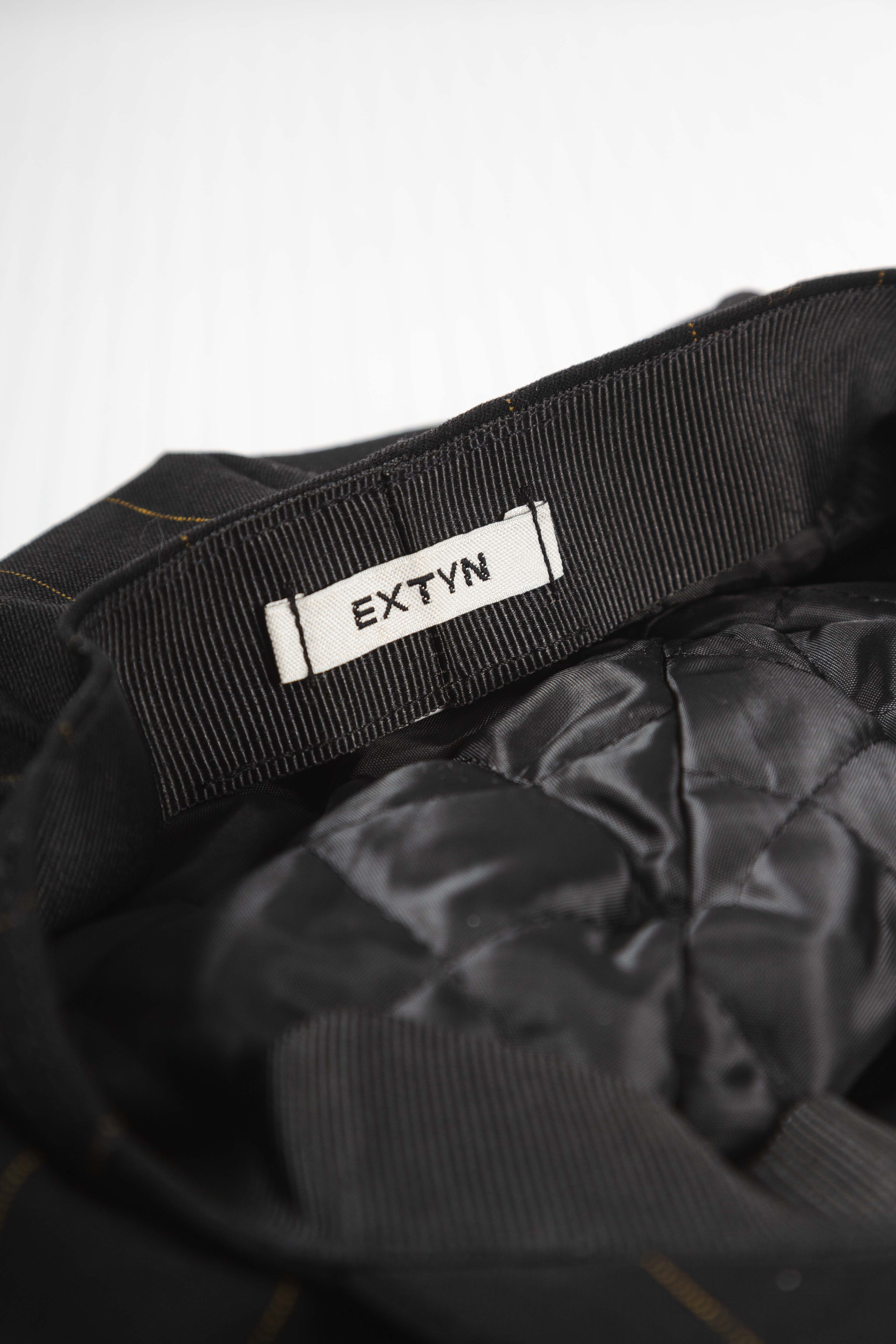 BLACK STRIPED BARRET HAT