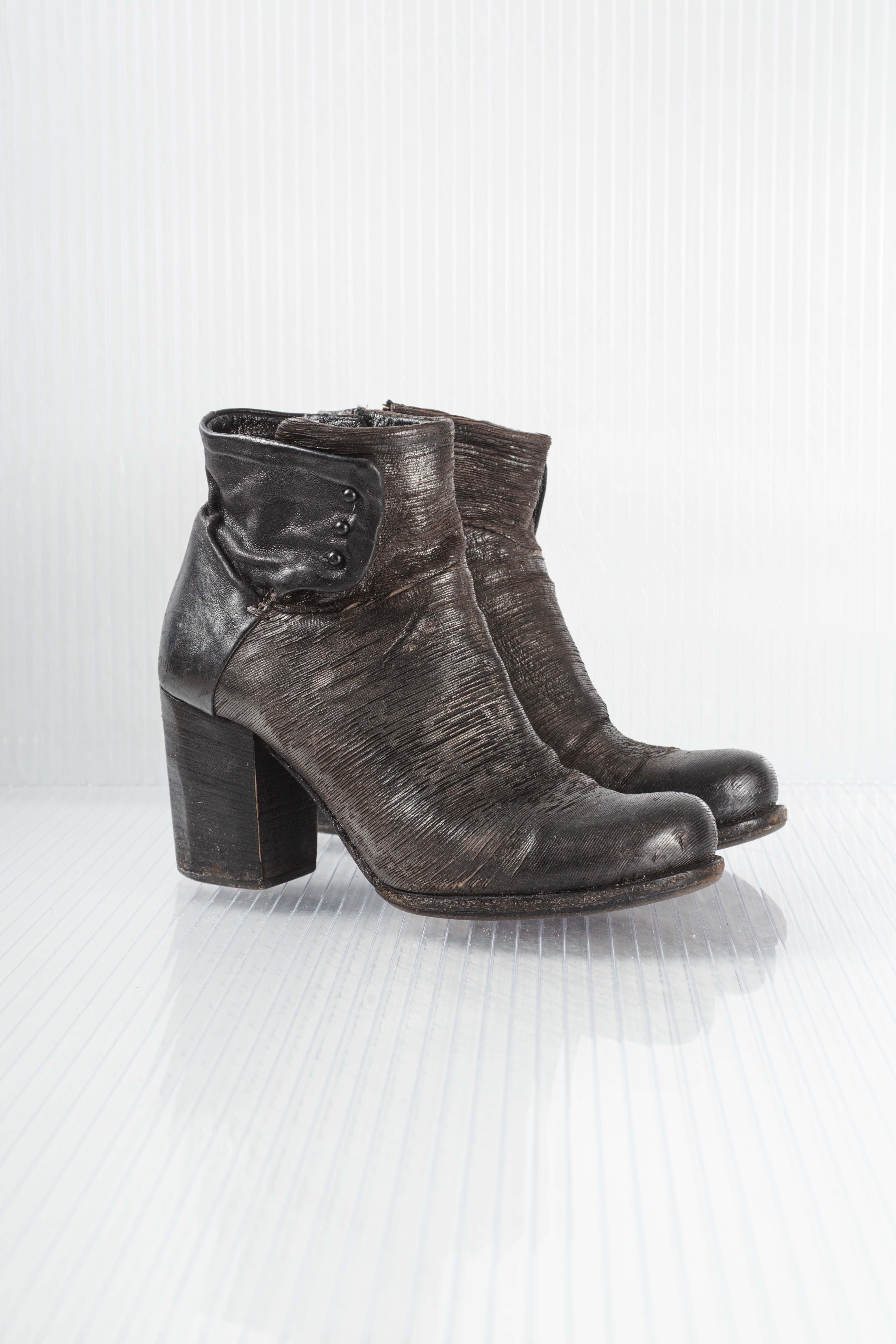 DARK GREY DISTRESSED BOOTS