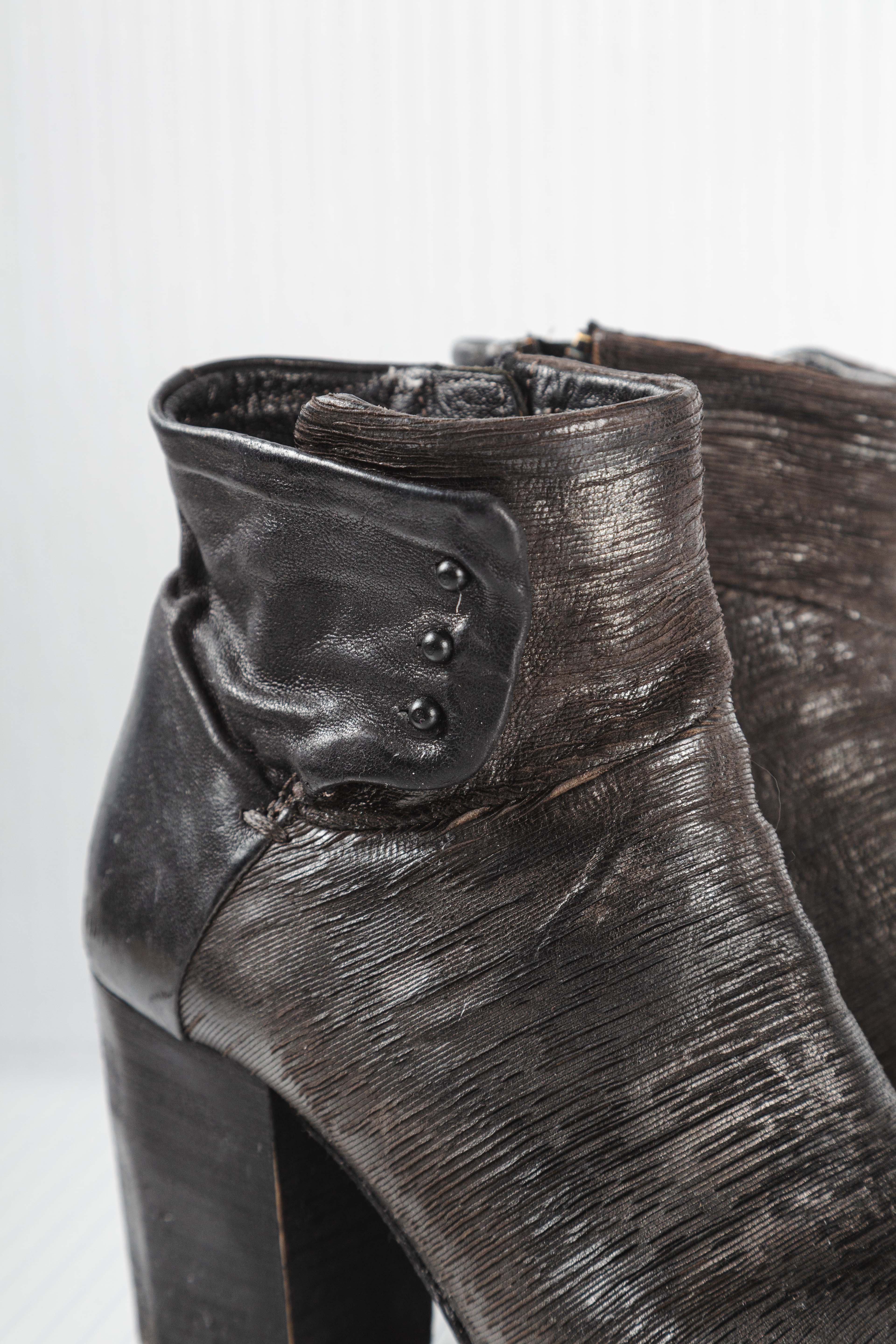 DARK GREY DISTRESSED BOOTS