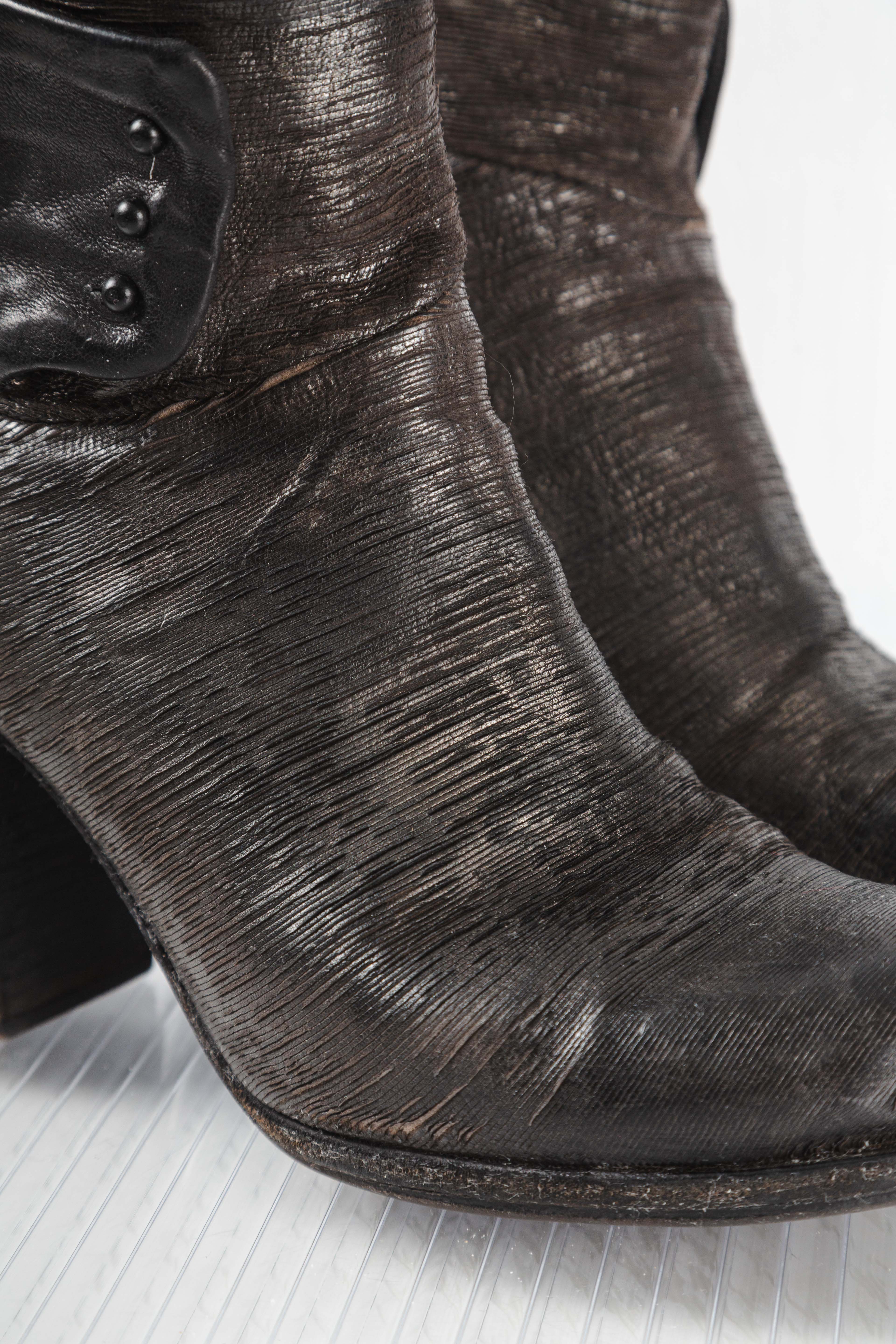 DARK GREY DISTRESSED BOOTS