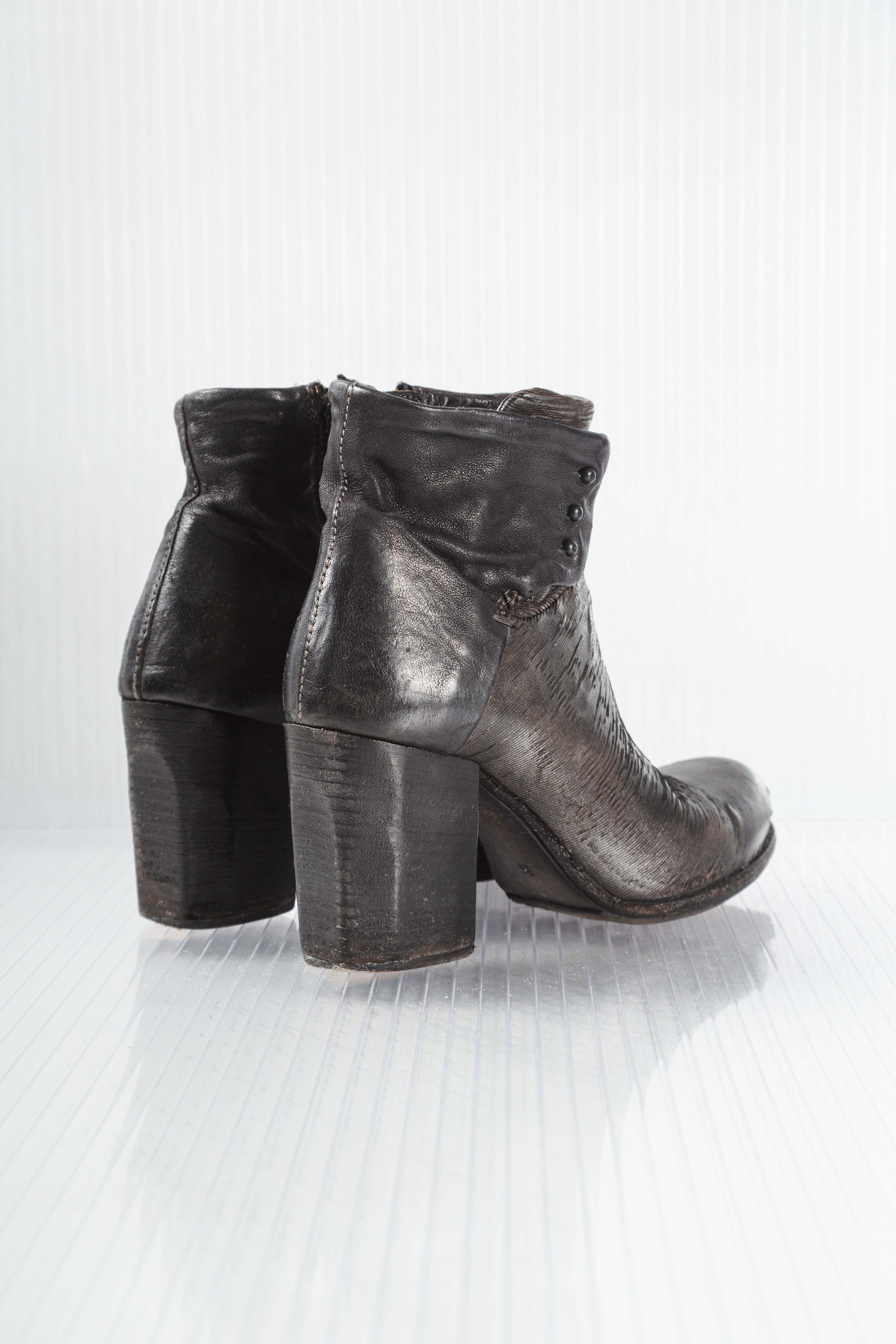 DARK GREY DISTRESSED BOOTS