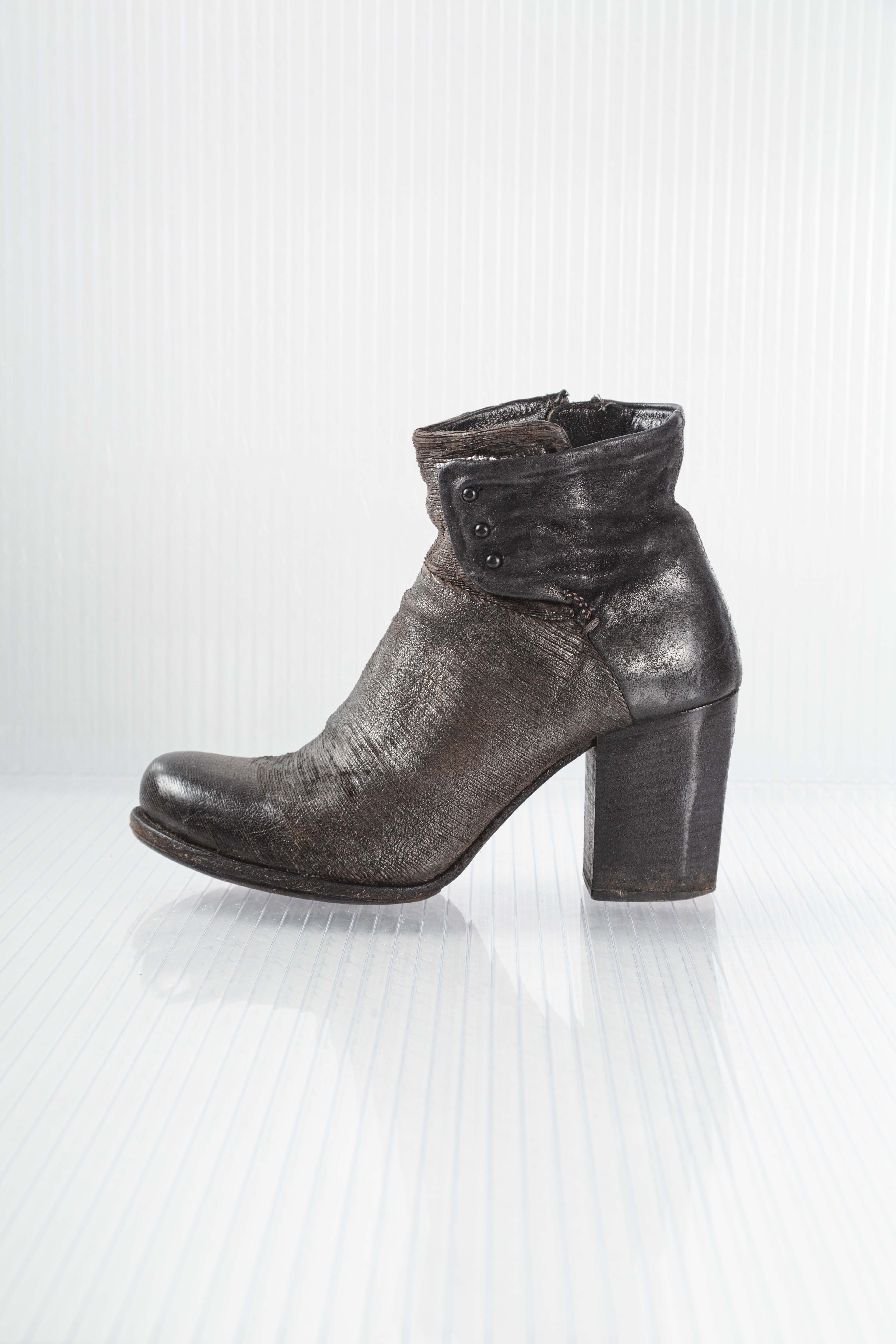 DARK GREY DISTRESSED BOOTS