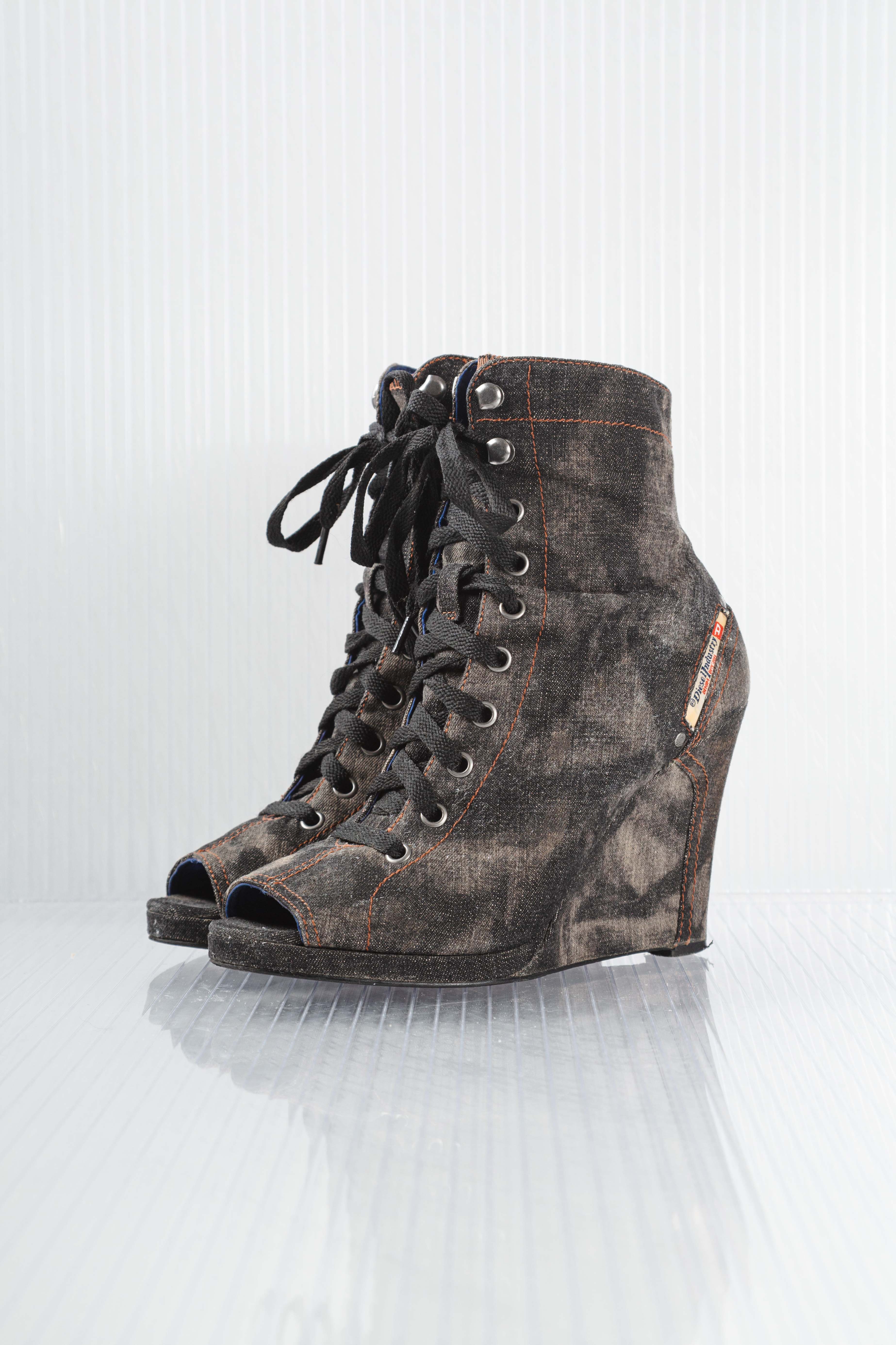 OPEN TOE LACED WEDGES