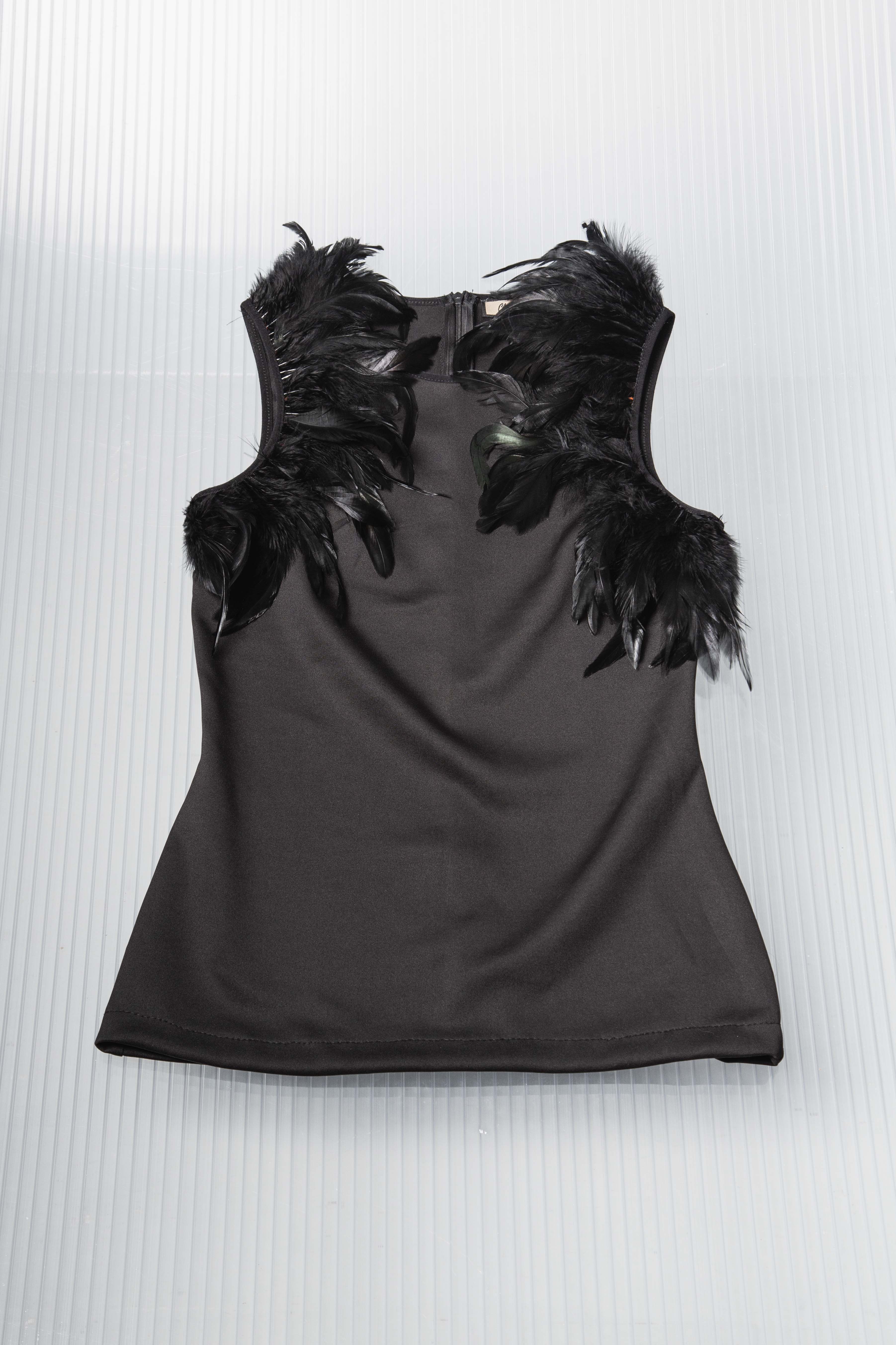 BLACK FEATHERS STRETCH TOP