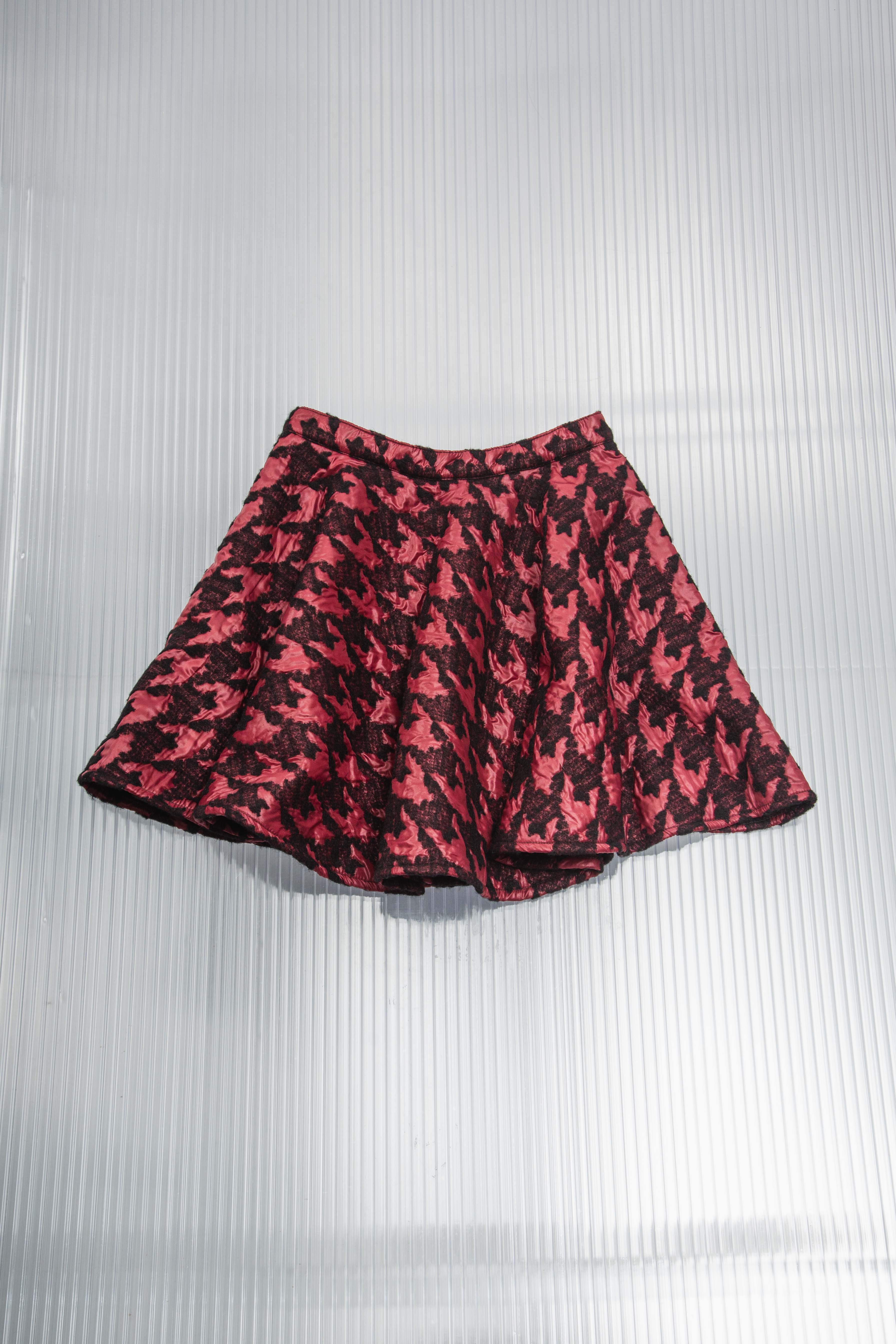 HOUNDSTOOTH RED GLOSSY MINI SKIRT