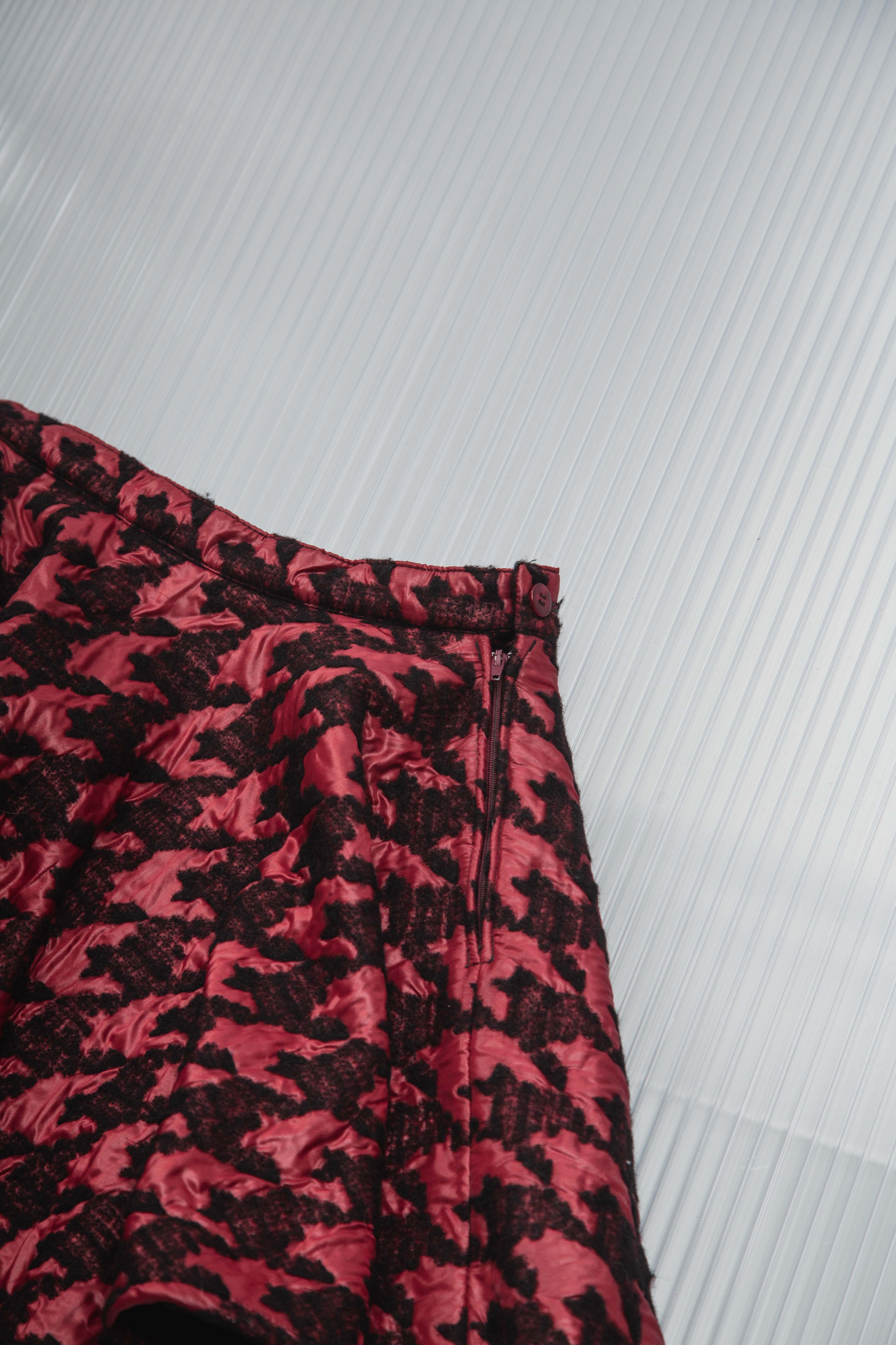 HOUNDSTOOTH RED GLOSSY MINI SKIRT