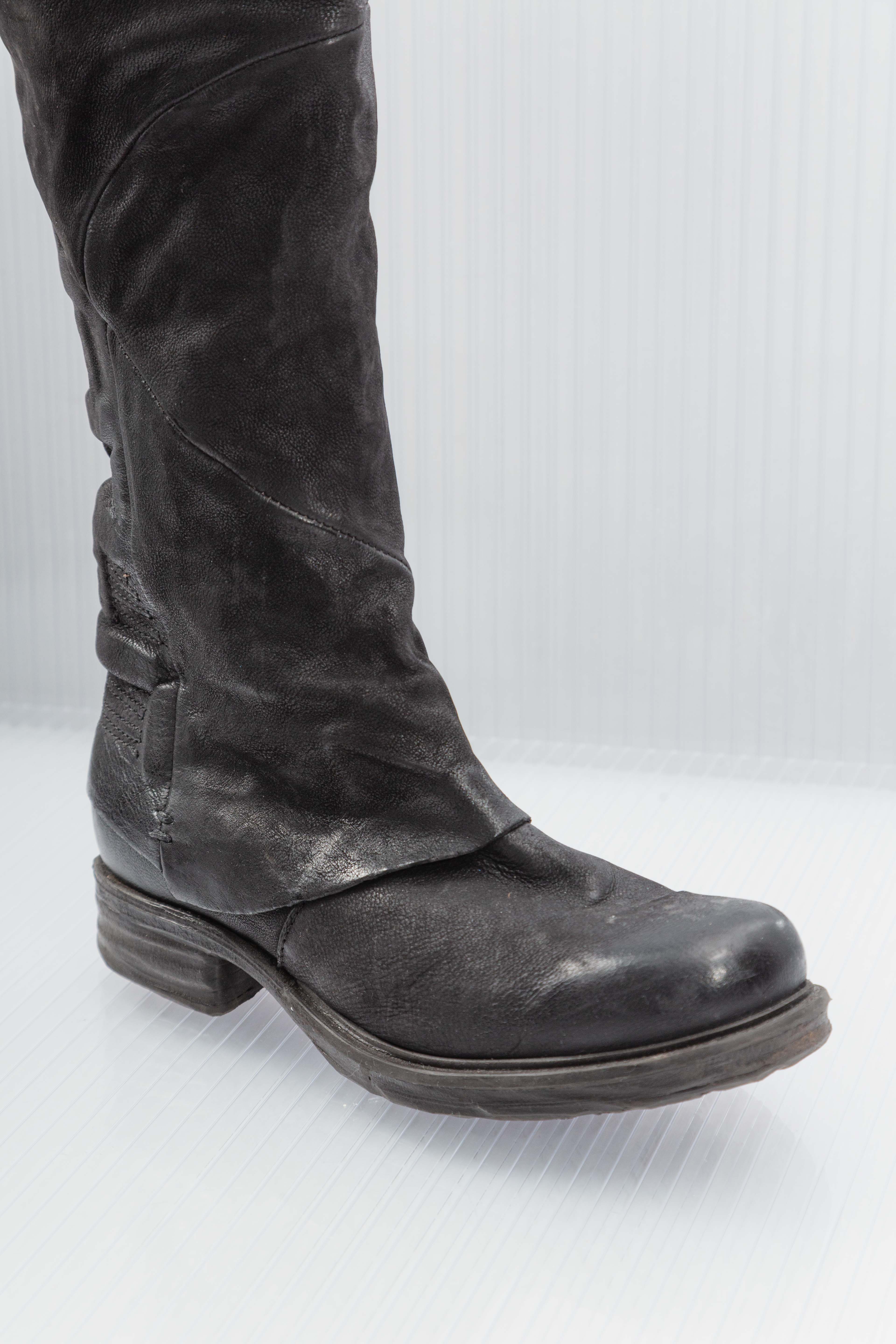 DISTRESSED BLACK KNEE-HIGH BOOTS