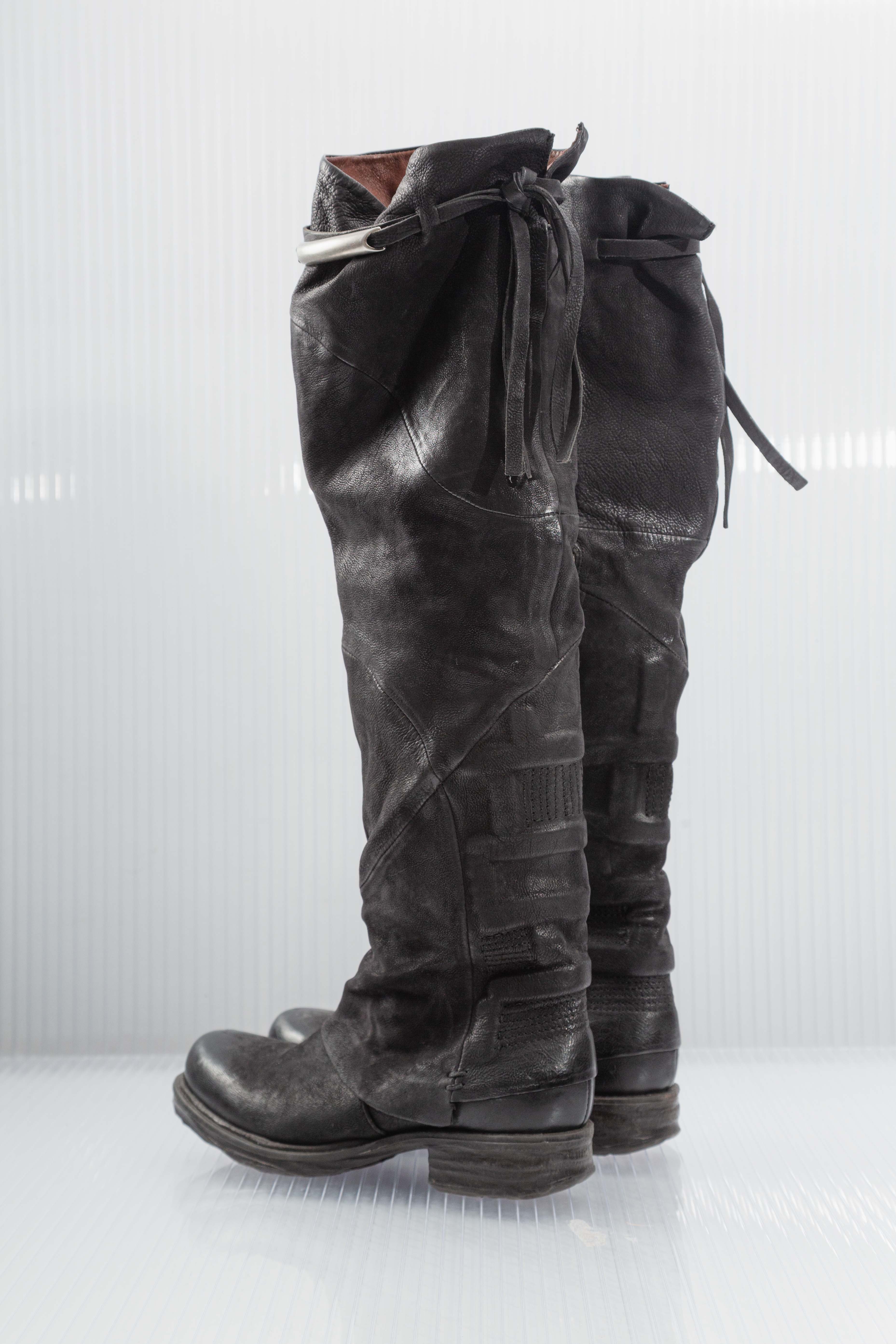 DISTRESSED BLACK KNEE-HIGH BOOTS