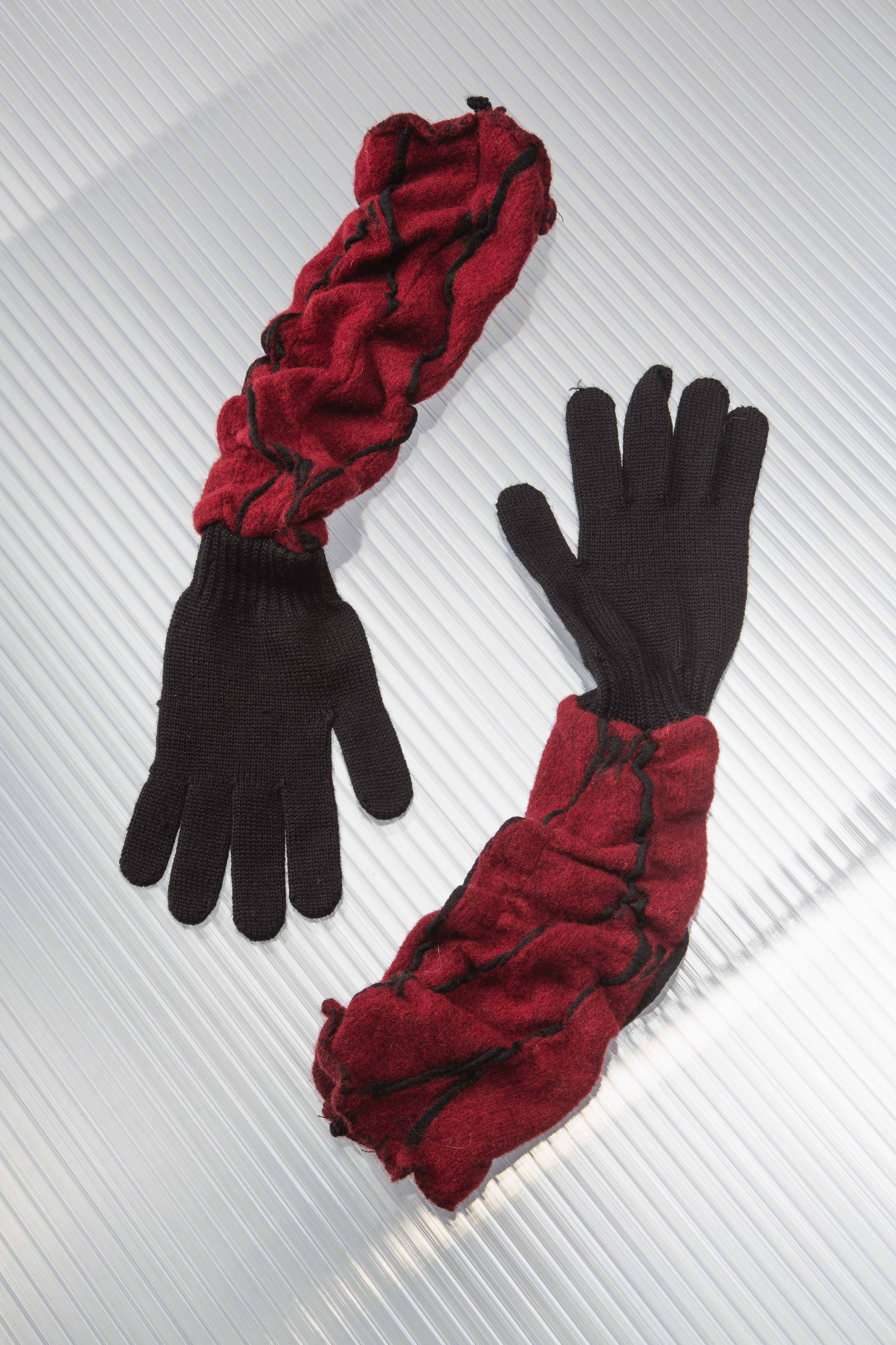 RUCHED RED KNIT GLOVES
