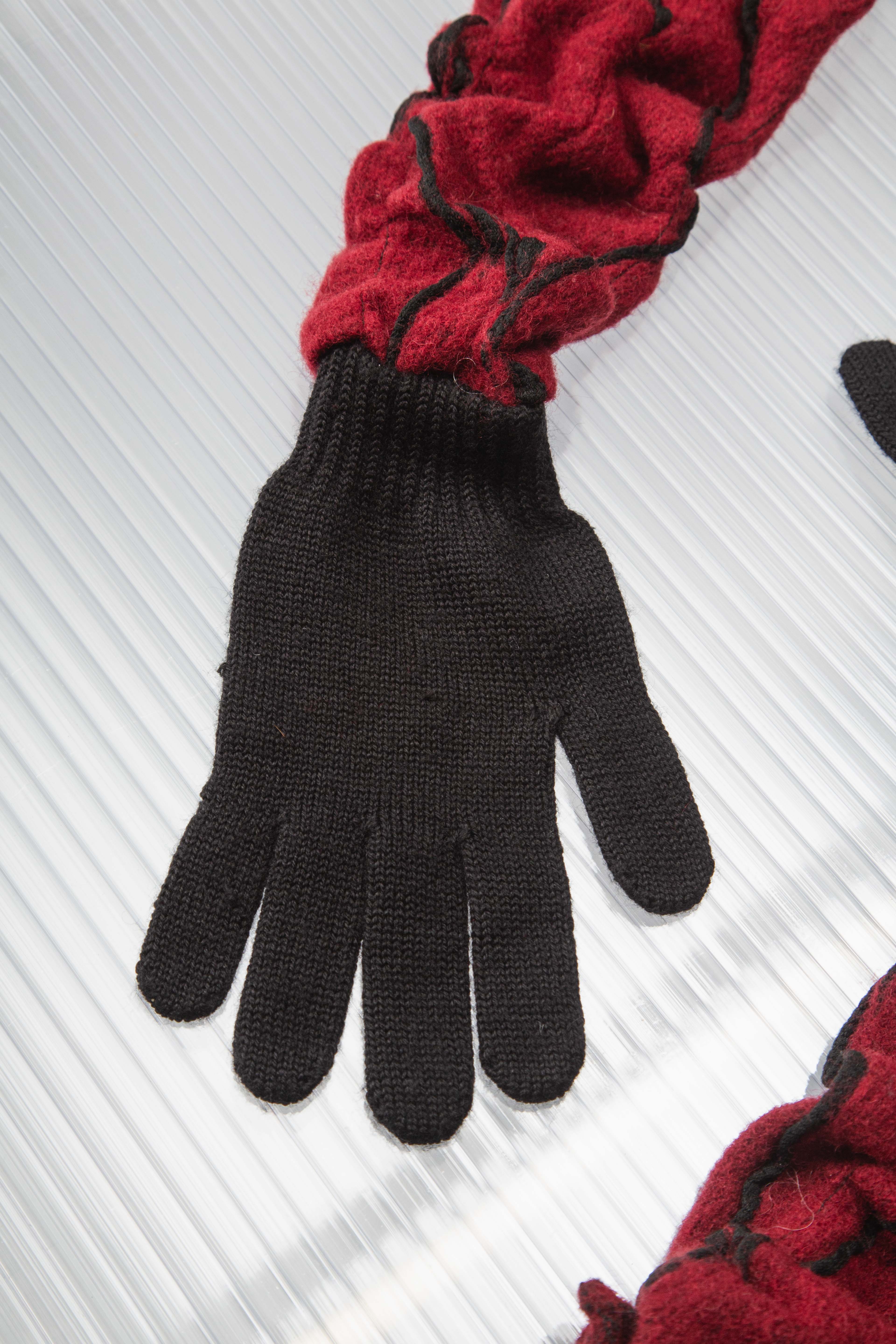 RUCHED RED KNIT GLOVES