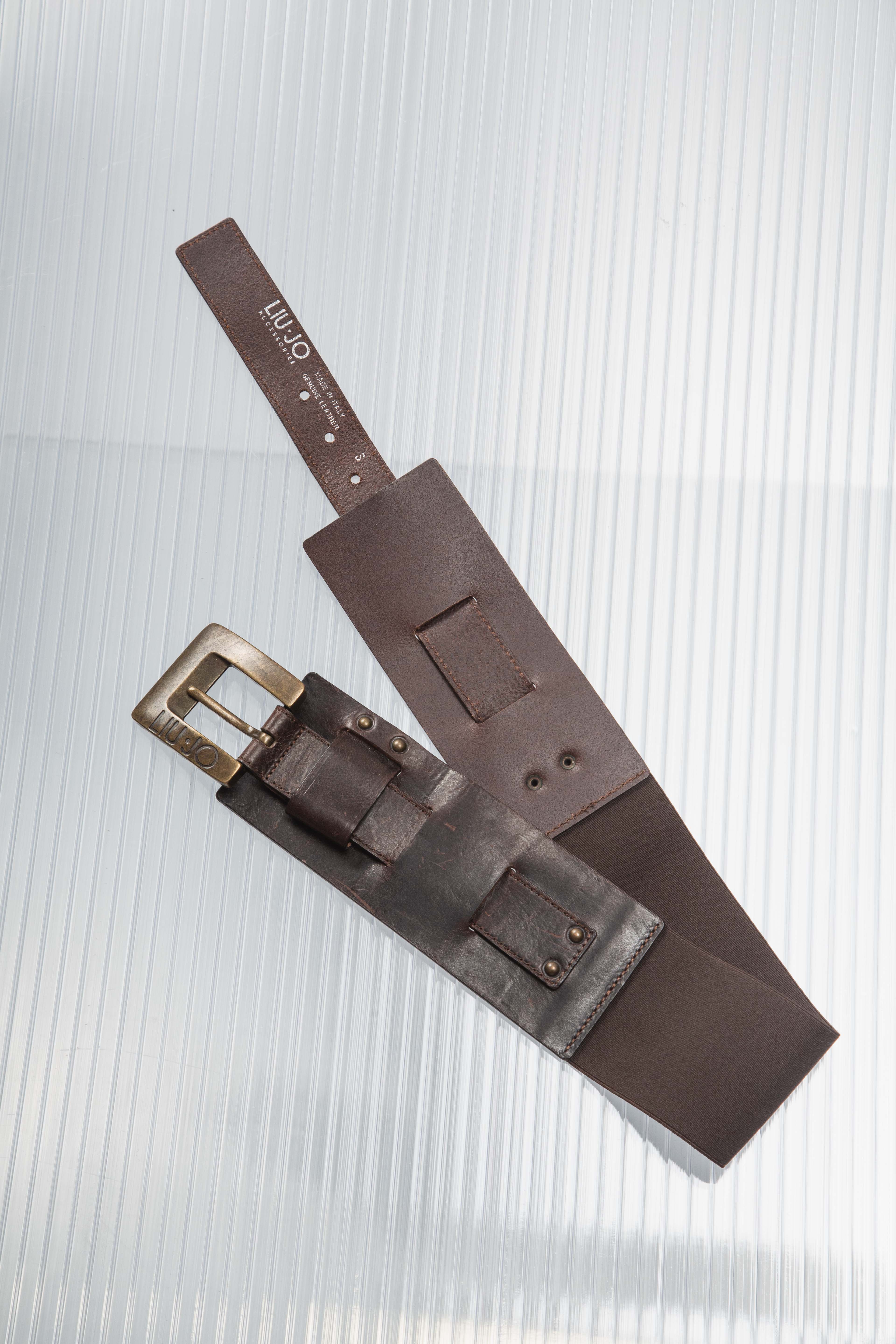 BUCKLED BROWN LEATHER BELT