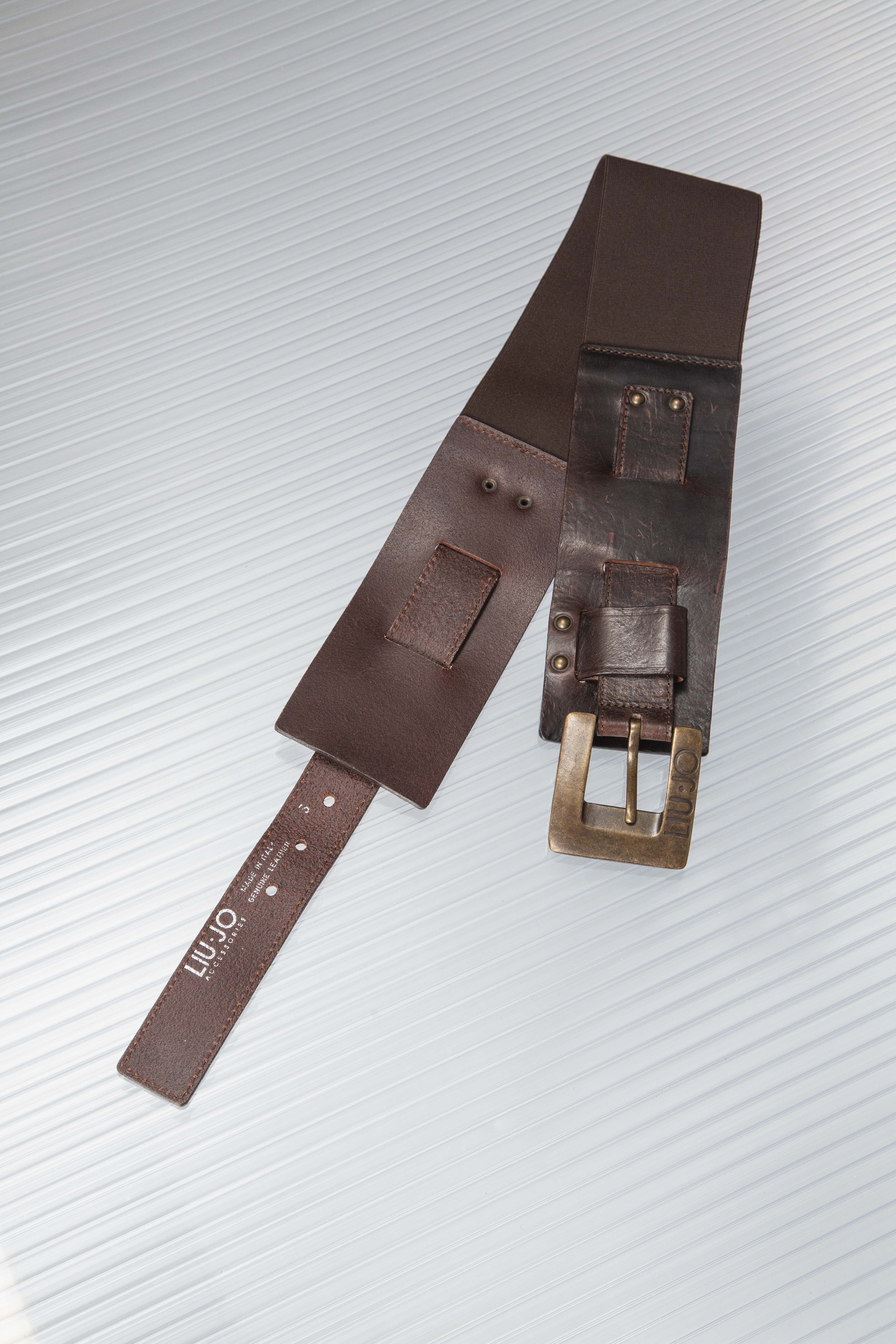 BUCKLED BROWN LEATHER BELT