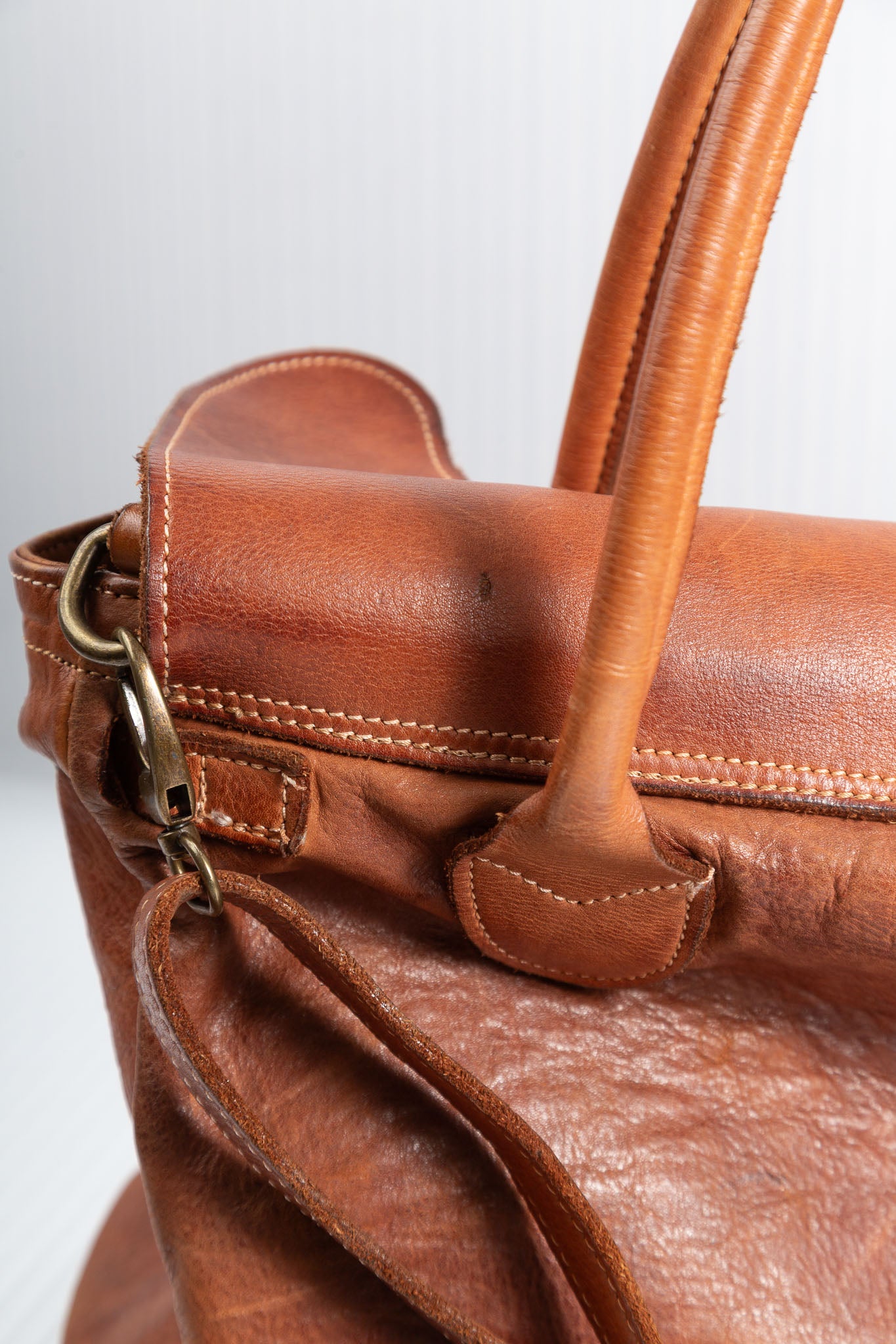 BROWN LEATHER FIRKIN TRAVEL BAG