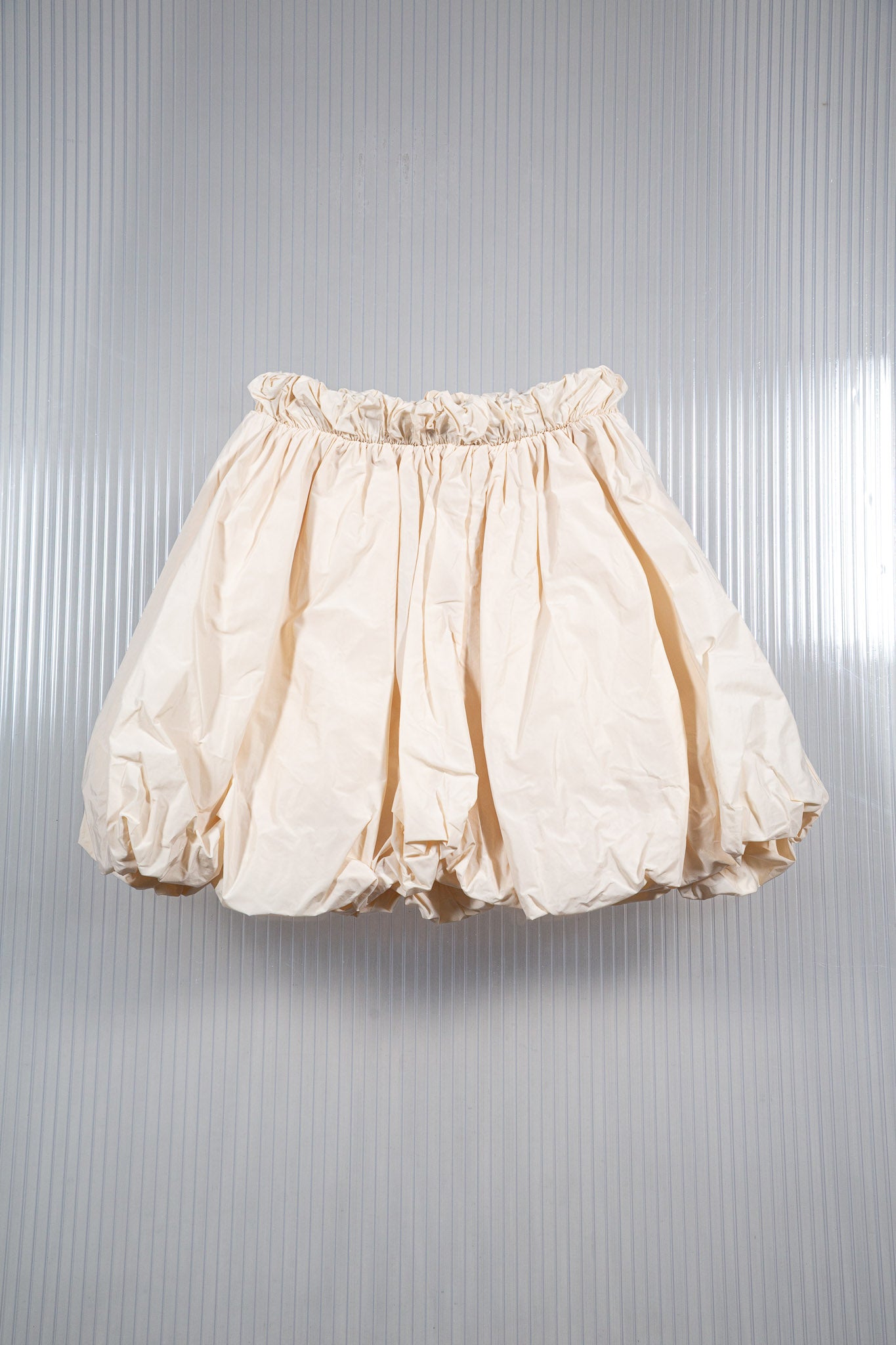 VOLUMINOUS BUBBLED CRERAM MINI SKIRT