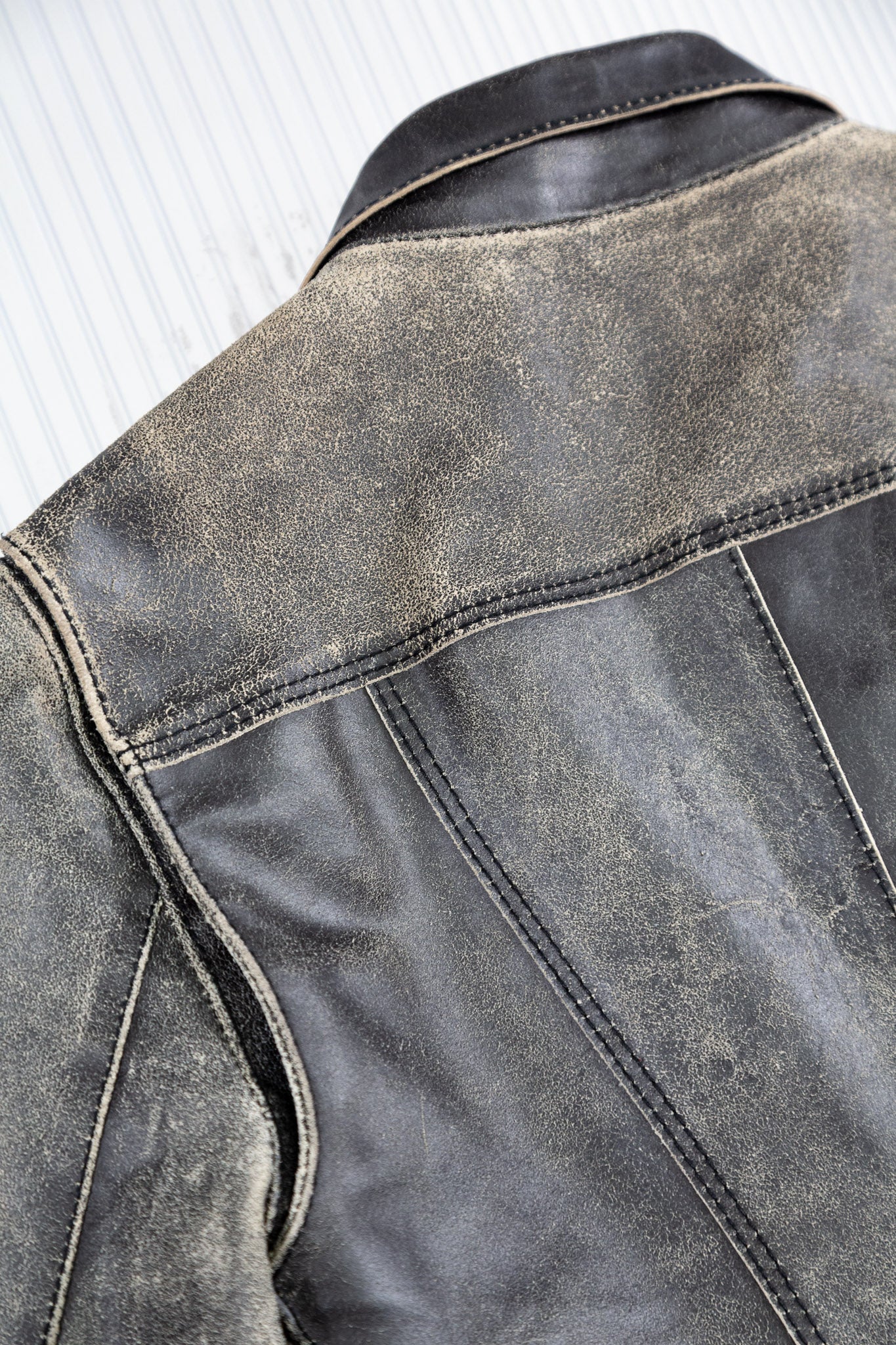 DISTRESSED LEATHER CROPPED JACKET