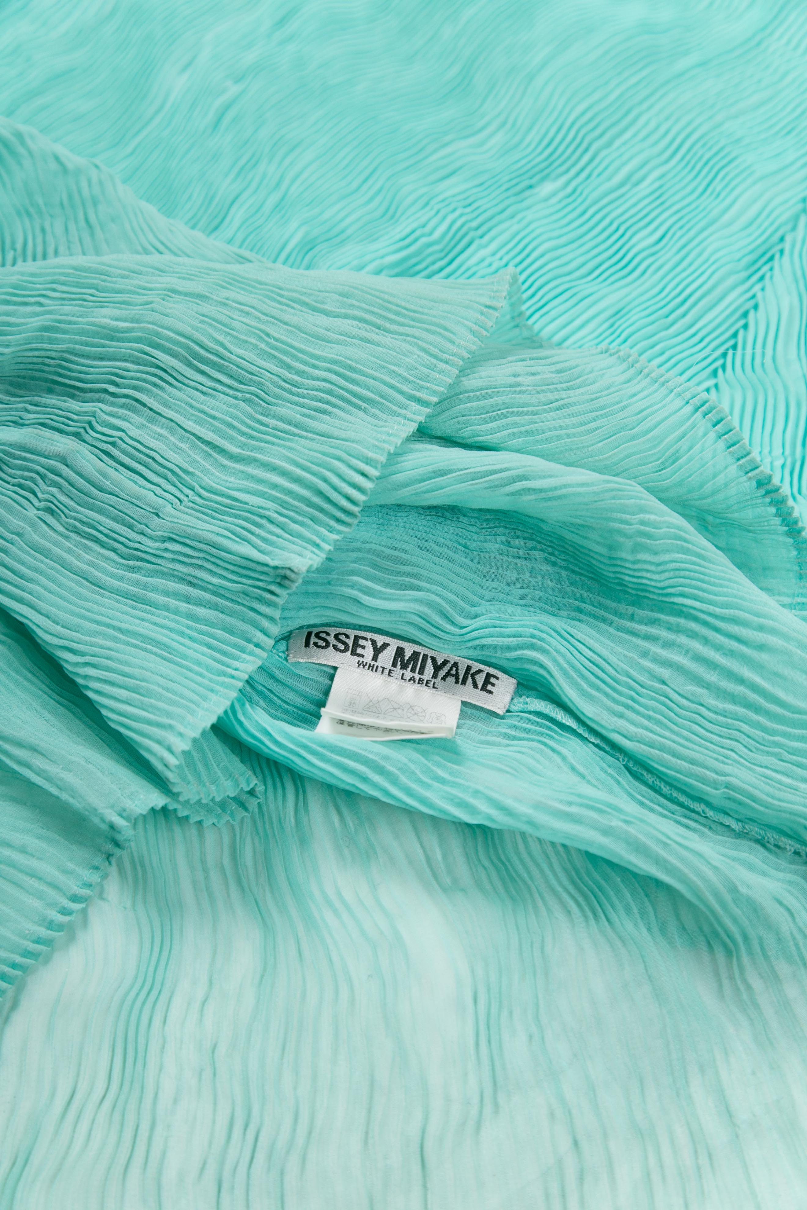 TURTLENECK SHEER PLEAT TOP