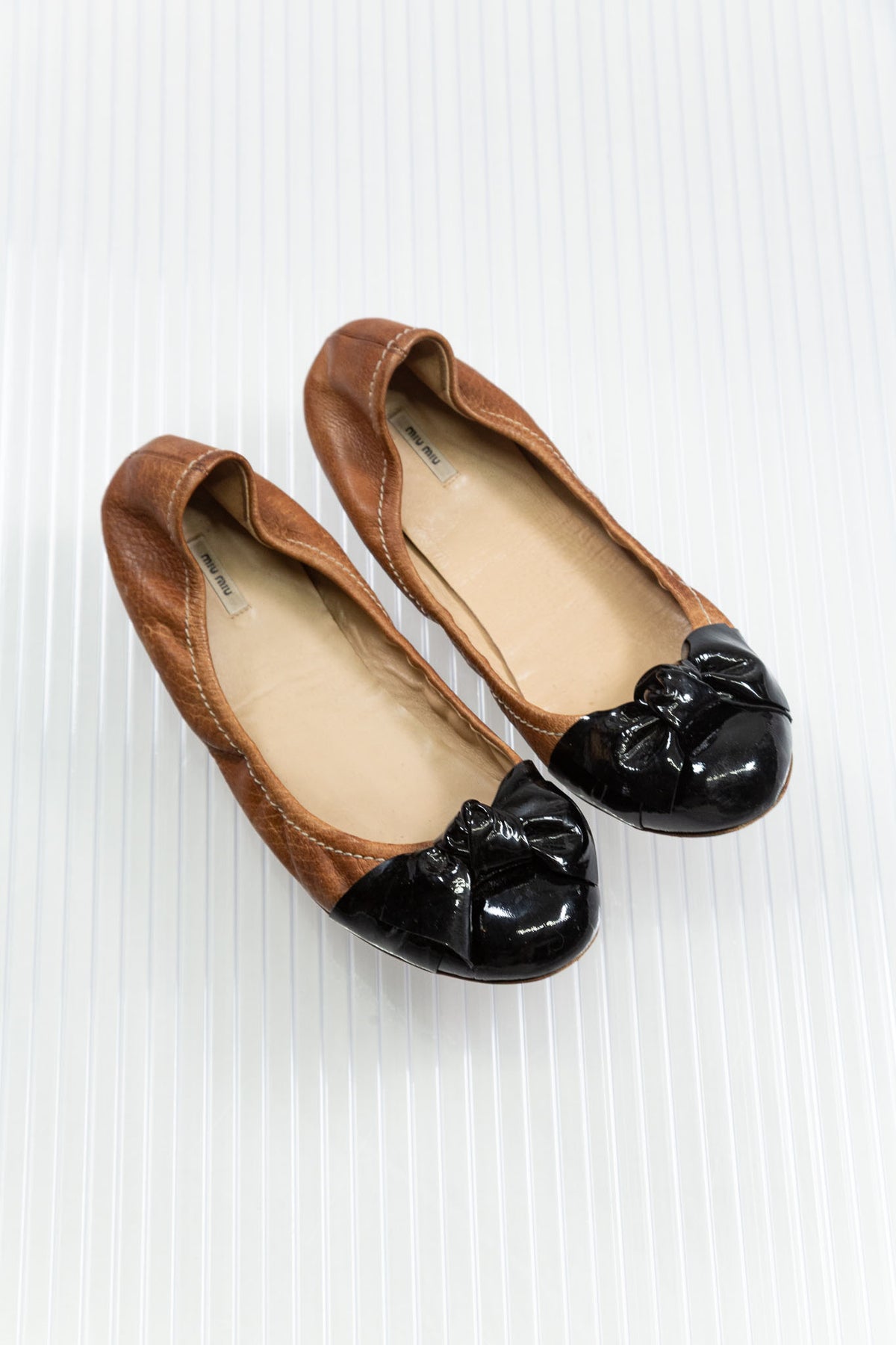 MIU MIU NUDE LEATHER PATENT BOW BALLET FLATS